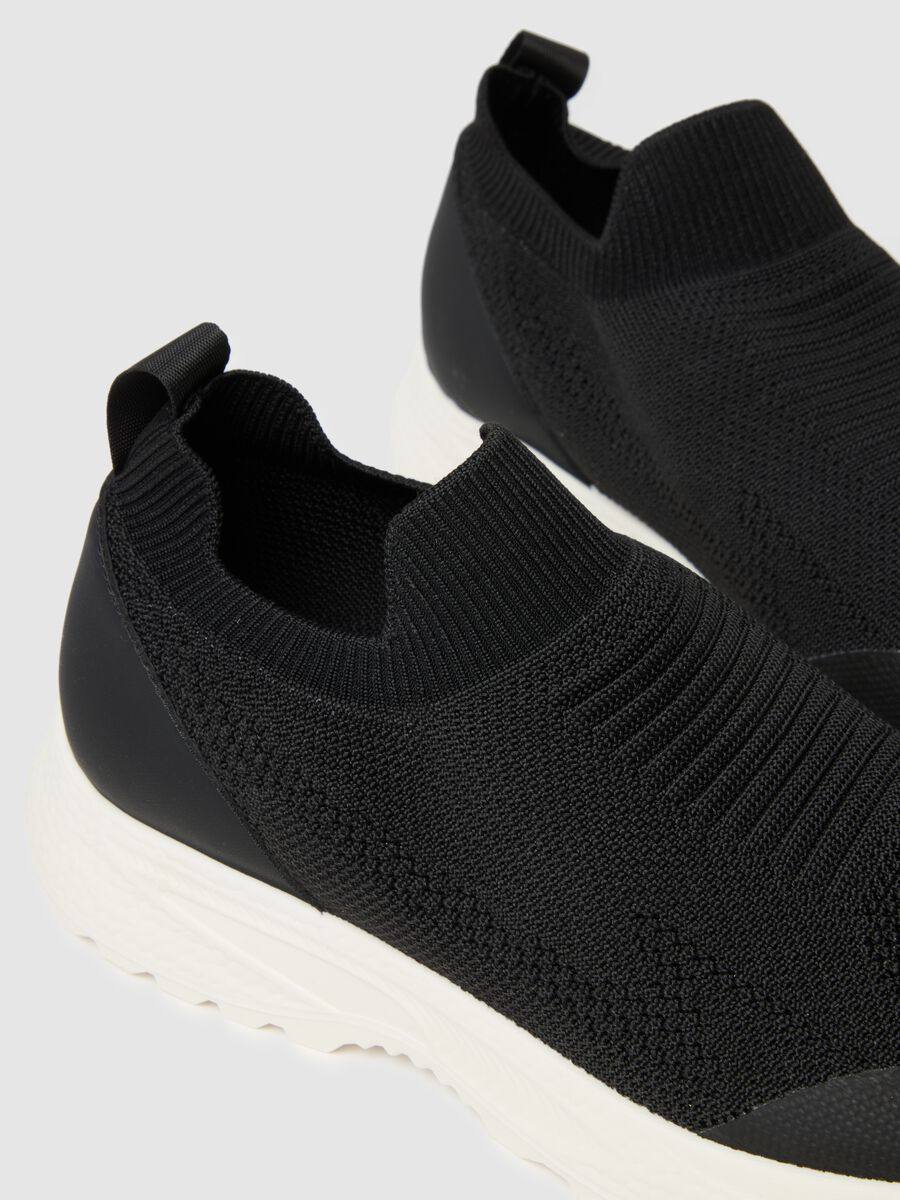 Black regular fit sneakers with sturdy white sole_3