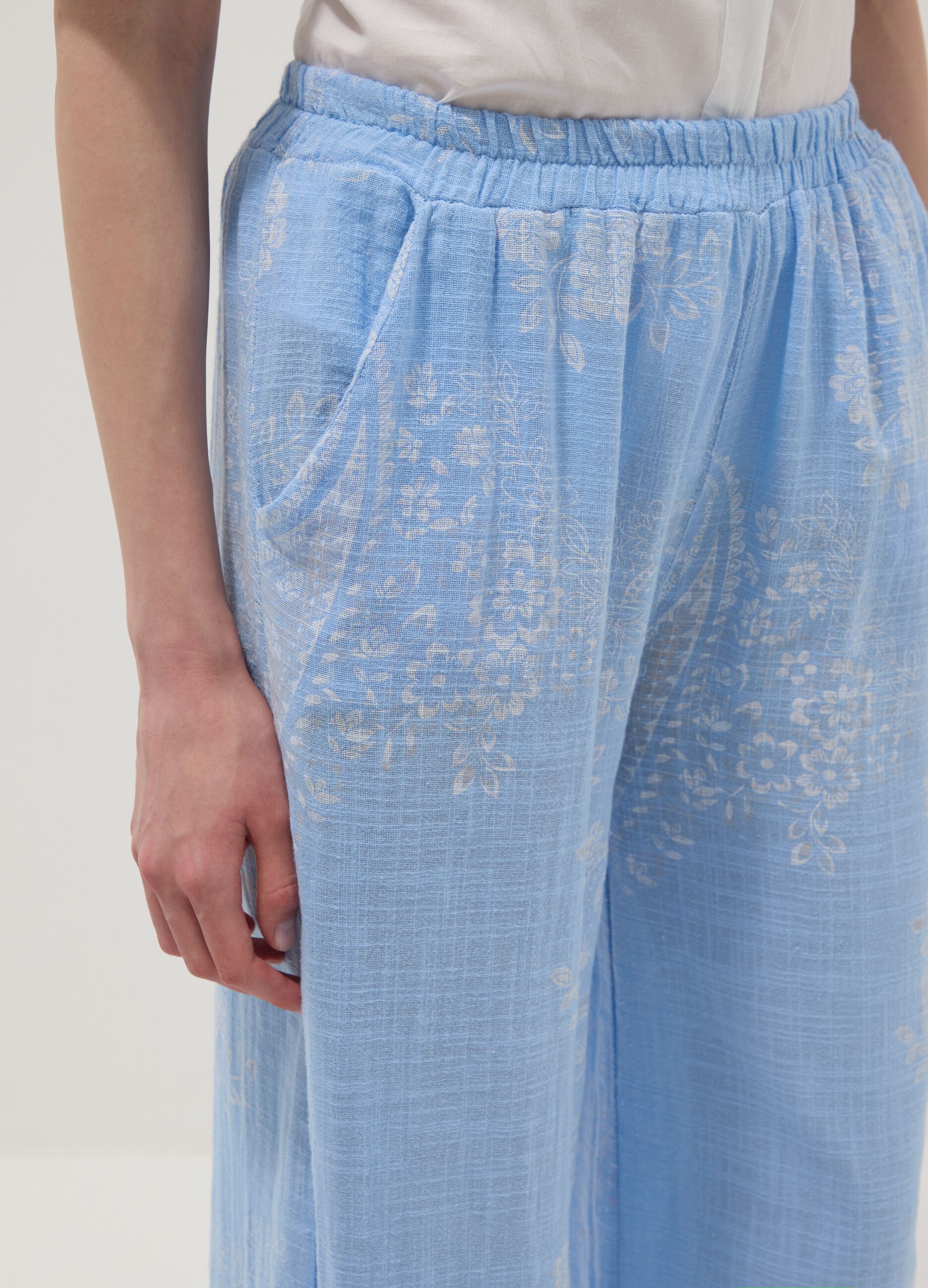 Cal&ccedil;as azul-claro largas em algod&atilde;o puro com estampado paisley &ndash; Regular fit