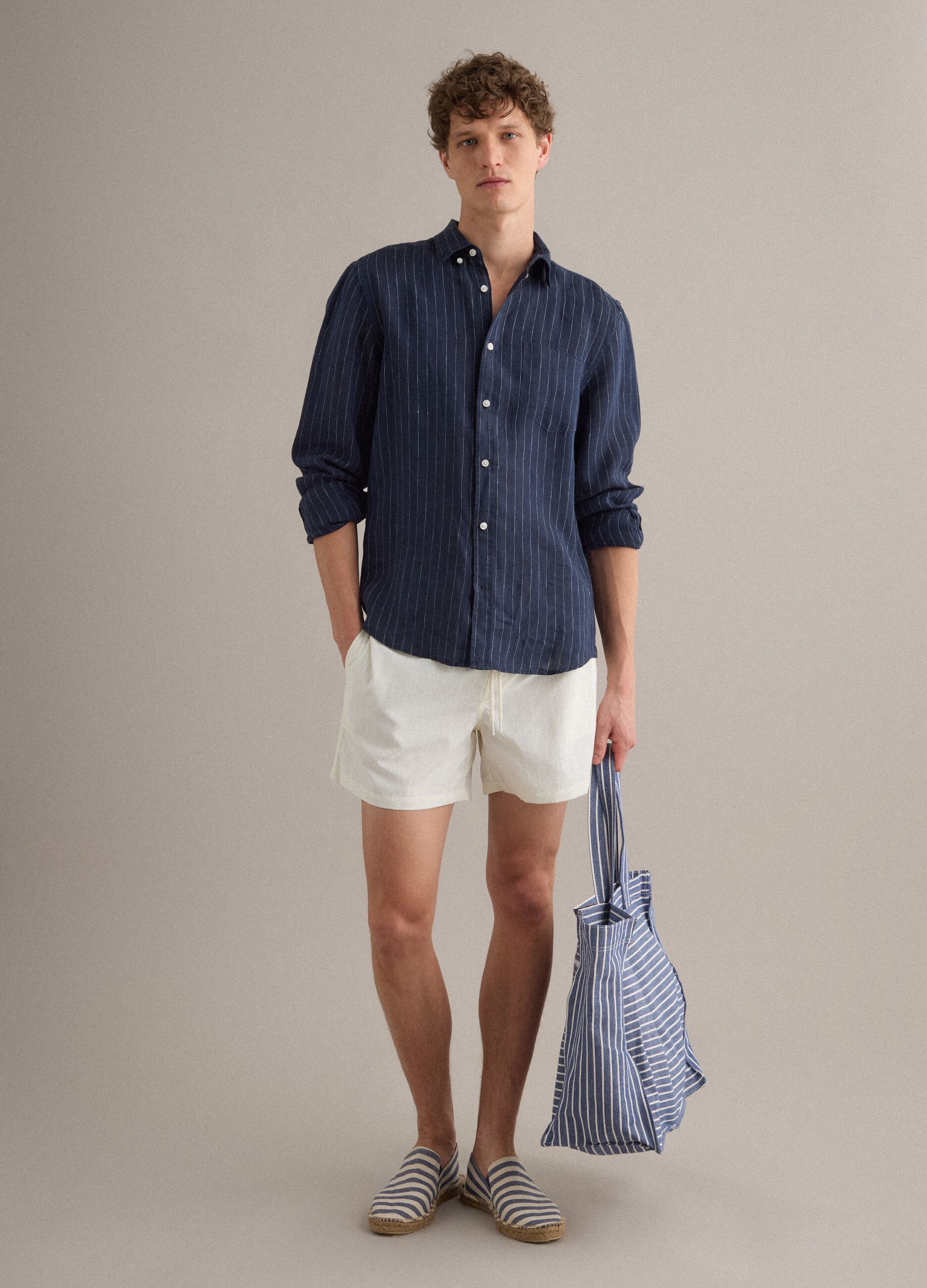 Wei&szlig;e Badeshorts mit elastischem Bund und Kordelzug