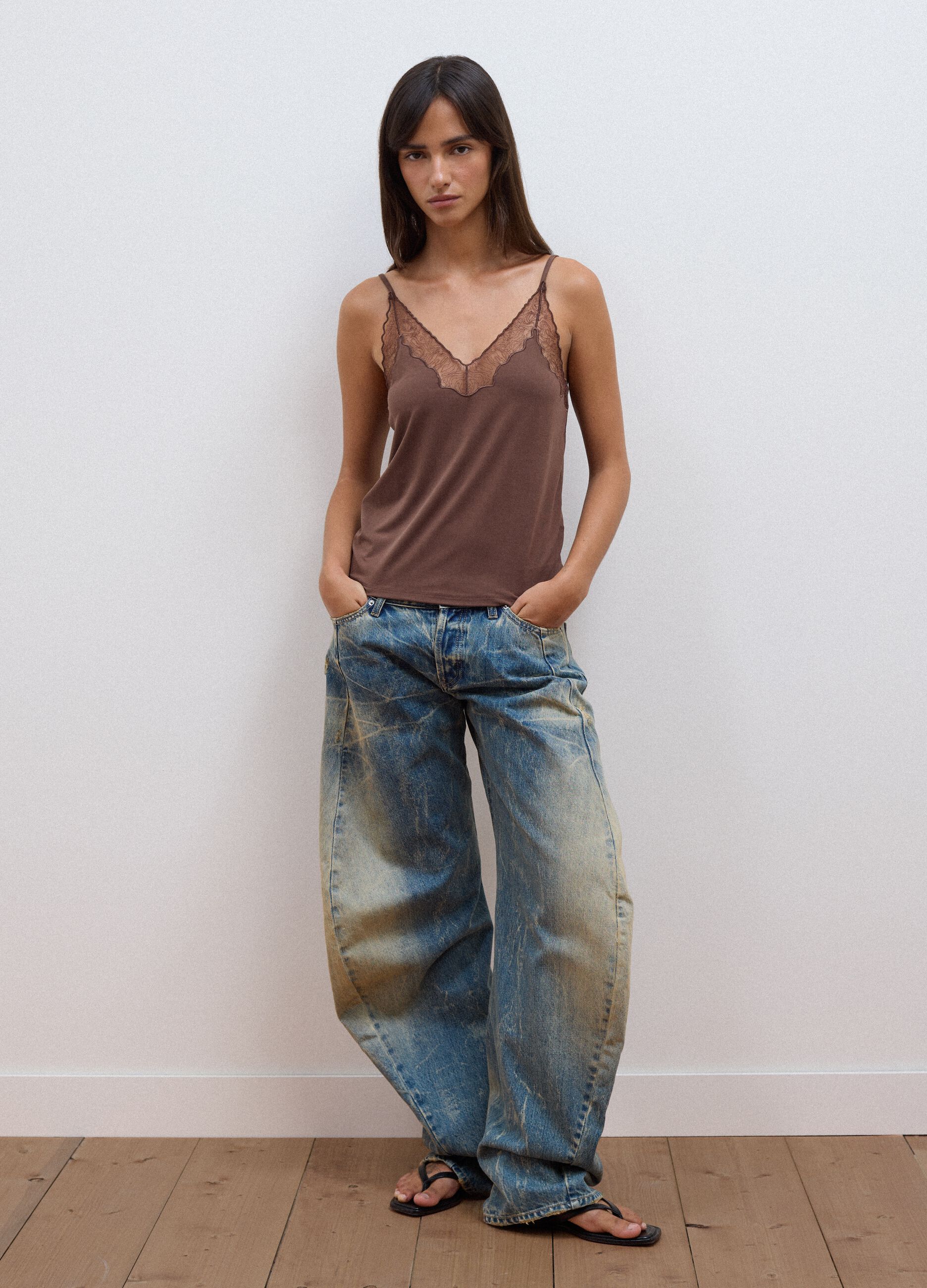 Tank top marrone in viscosa elasticizzata con pizzo e scollo a V