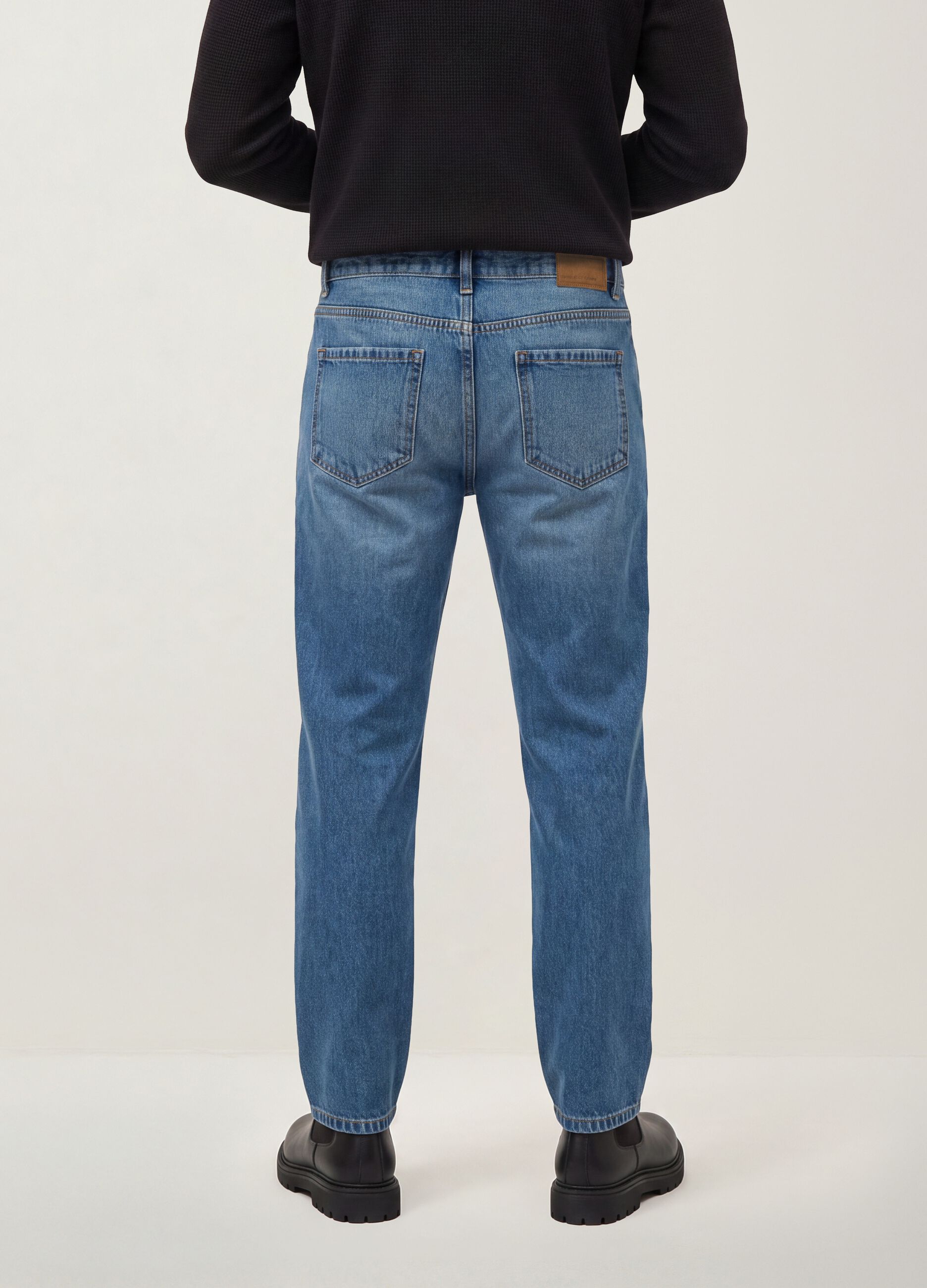 Jeans azuis em ganga de algod&atilde;o puro, corte regular