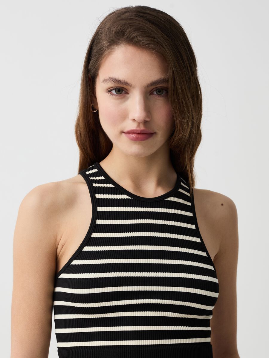Seamless crop top with stripes_0