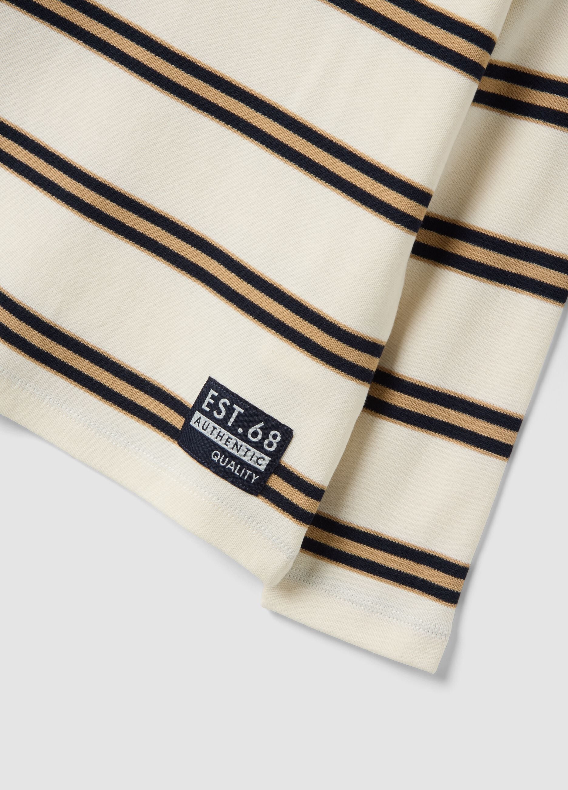 Maglia beige a righe in puro cotone organico con dolcevita