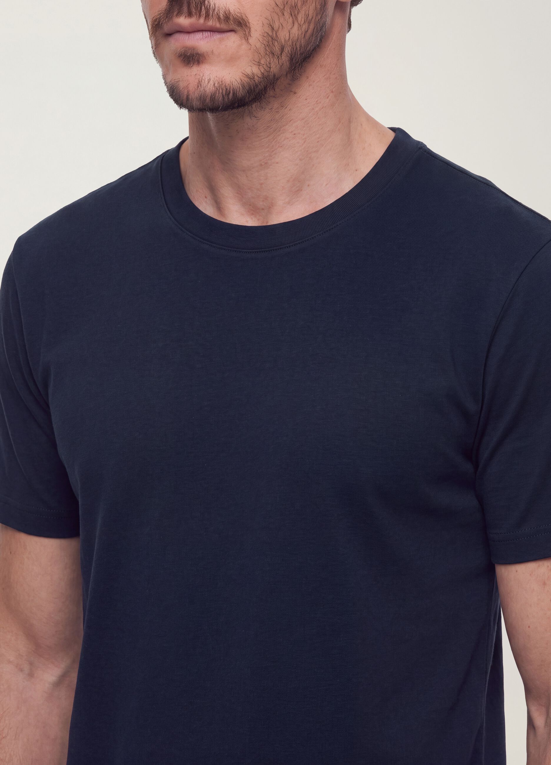 &Mu;&pi;&lambda;&epsilon; &alpha;&nu;&delta;&rho;&iota;&kappa;ό T-shirt &alpha;&pi;ό 100% &beta;&alpha;&mu;&beta;ά&kappa;&iota; &mu;&epsilon; &kappa;&omicron;&nu;&tau;ό &mu;&alpha;&nu;ί&kappa;&iota;, regular fit