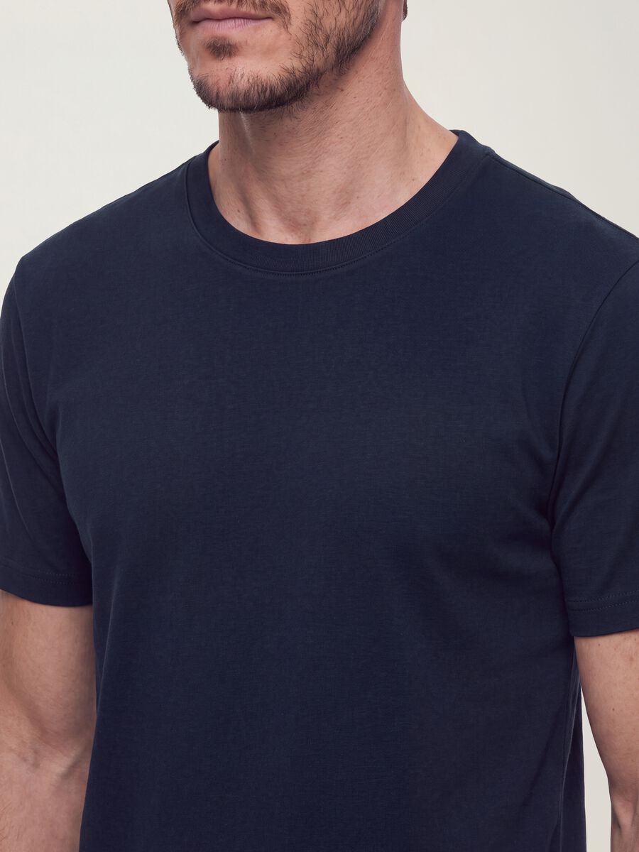 &Mu;&pi;&lambda;&epsilon; &alpha;&nu;&delta;&rho;&iota;&kappa;ό T-shirt &alpha;&pi;ό 100% &beta;&alpha;&mu;&beta;ά&kappa;&iota; &mu;&epsilon; &kappa;&omicron;&nu;&tau;ό &mu;&alpha;&nu;ί&kappa;&iota;, regular fit_2