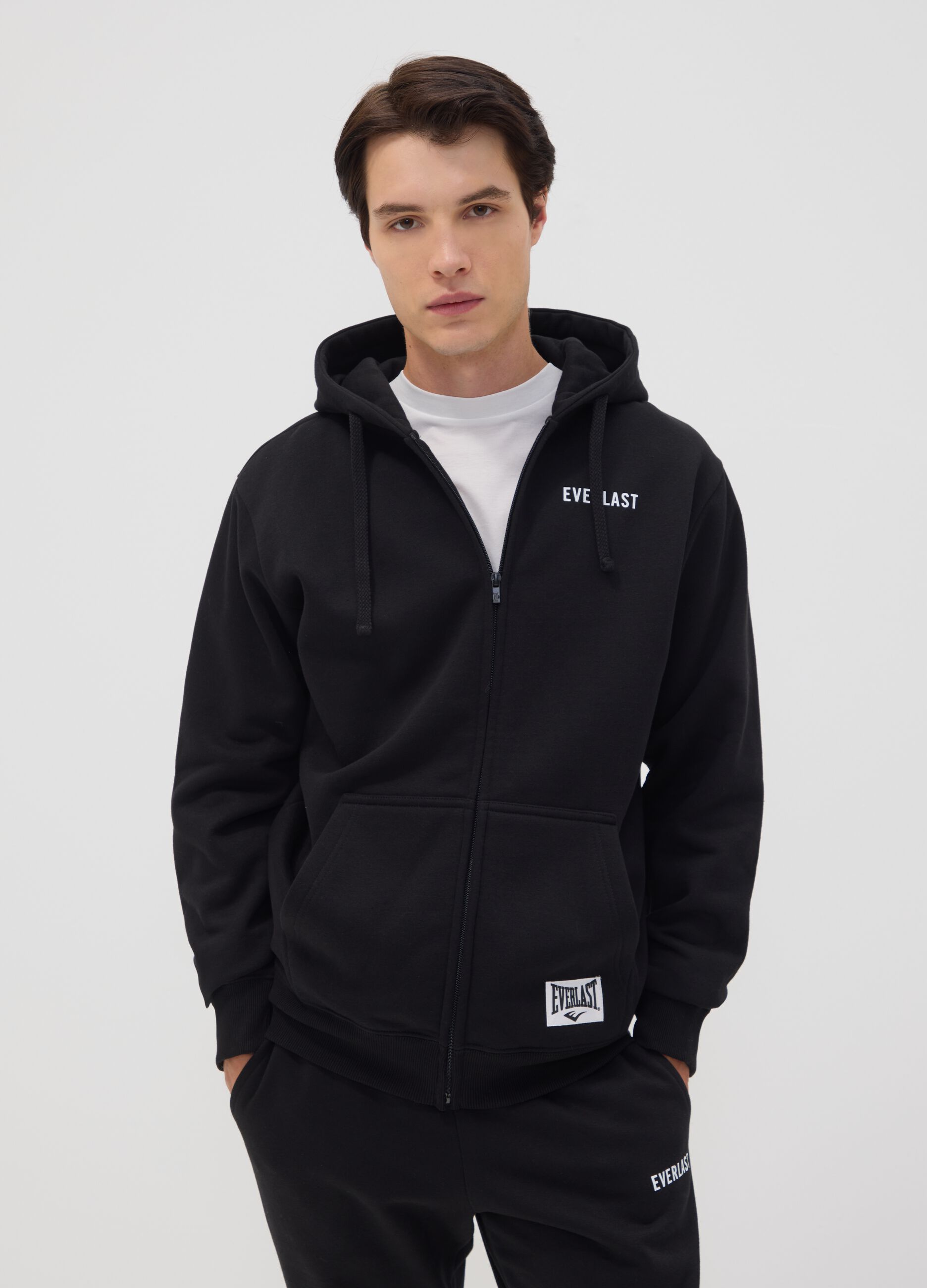 Sweatshirt preta com capuz e fecho de correr em mistura de algod&atilde;o