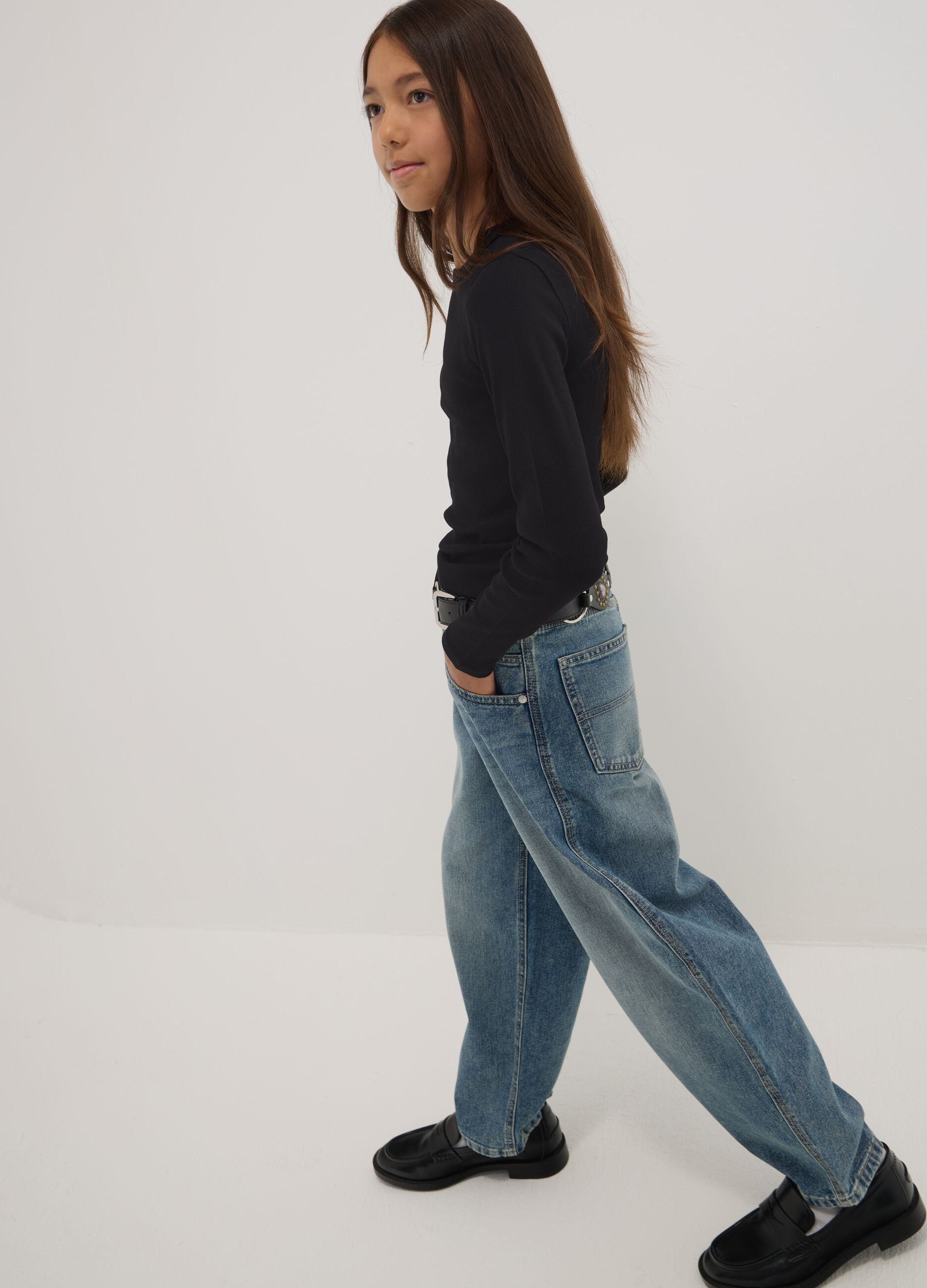 Black stretch organic cotton T-shirt with ribbed neckline
