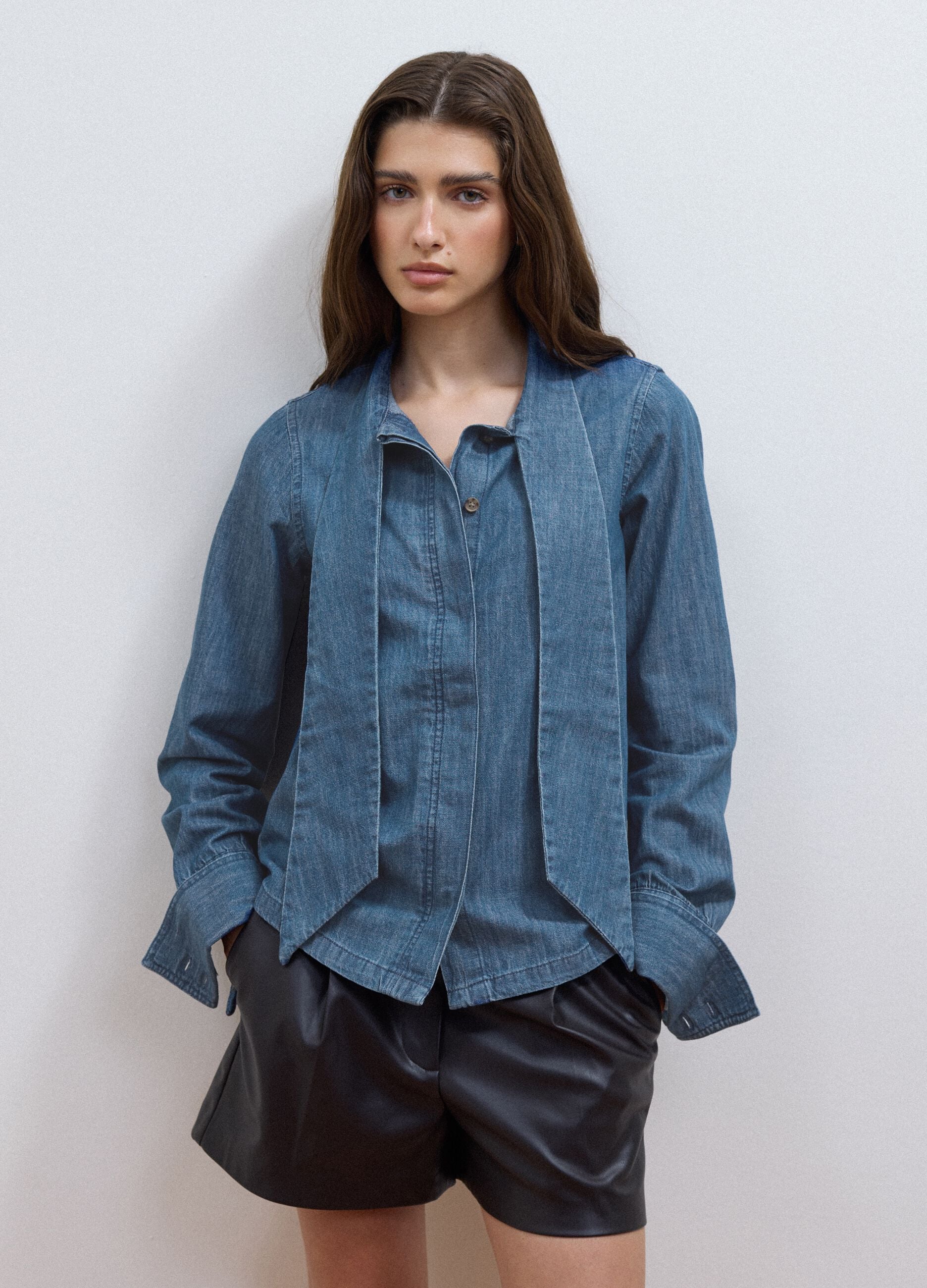 Blaue Denimbluse aus reiner Baumwolle mit Schleife am Kragen, Regular Fit