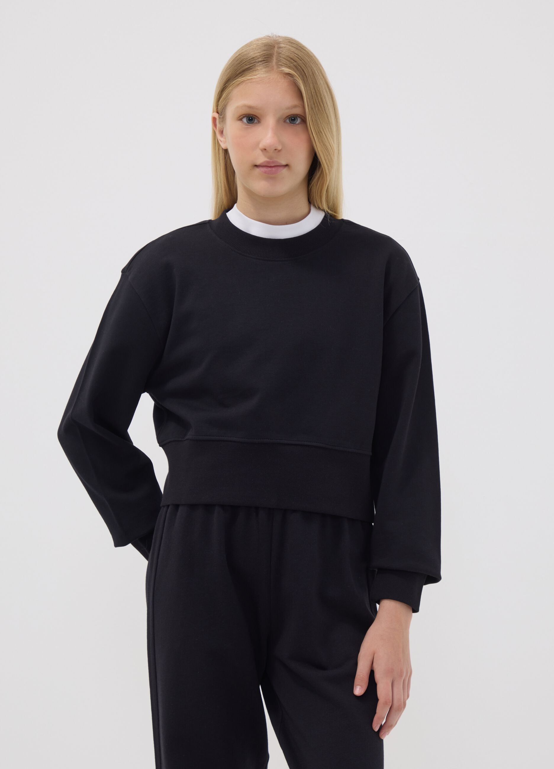 Schwarzes Sweatshirt aus Bio-Baumwoll- und Viskosemix mit Rippkragen