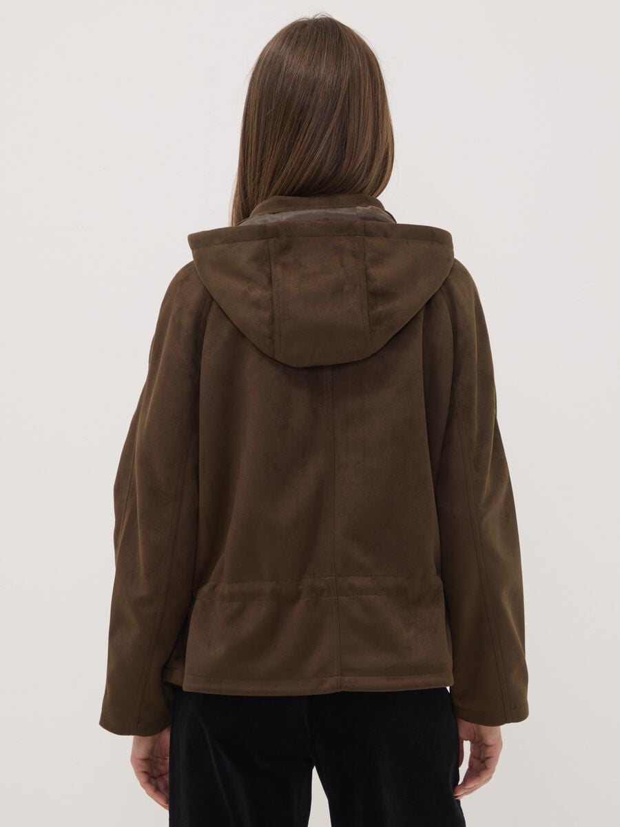 Parka marrone con cappuccio e chiusura zip e bottoni_3