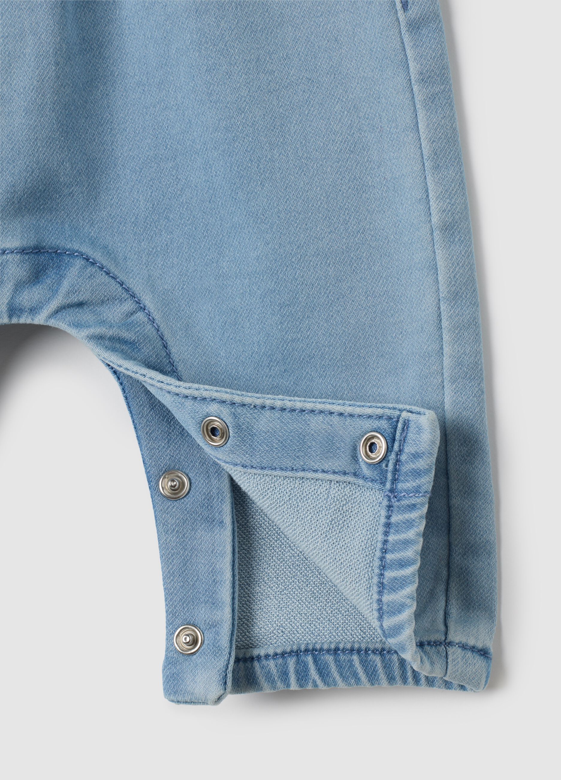 Baby-M&auml;dchen Latzhose in hellblauem Denim mit regul&auml;rer Passform