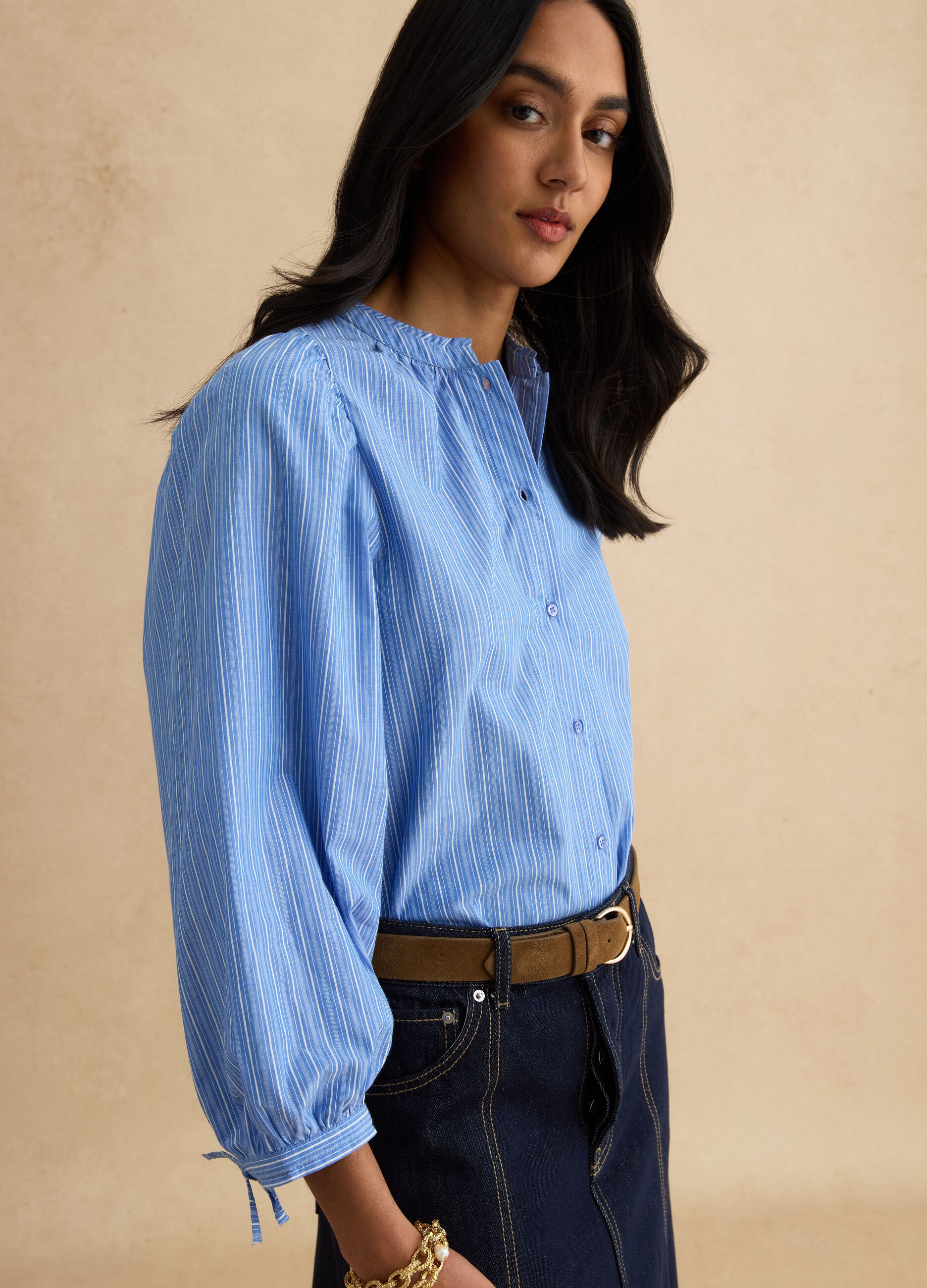 Camisa de riscas multicoloridas em puro algod&atilde;o, ajuste regular com gola mandarim