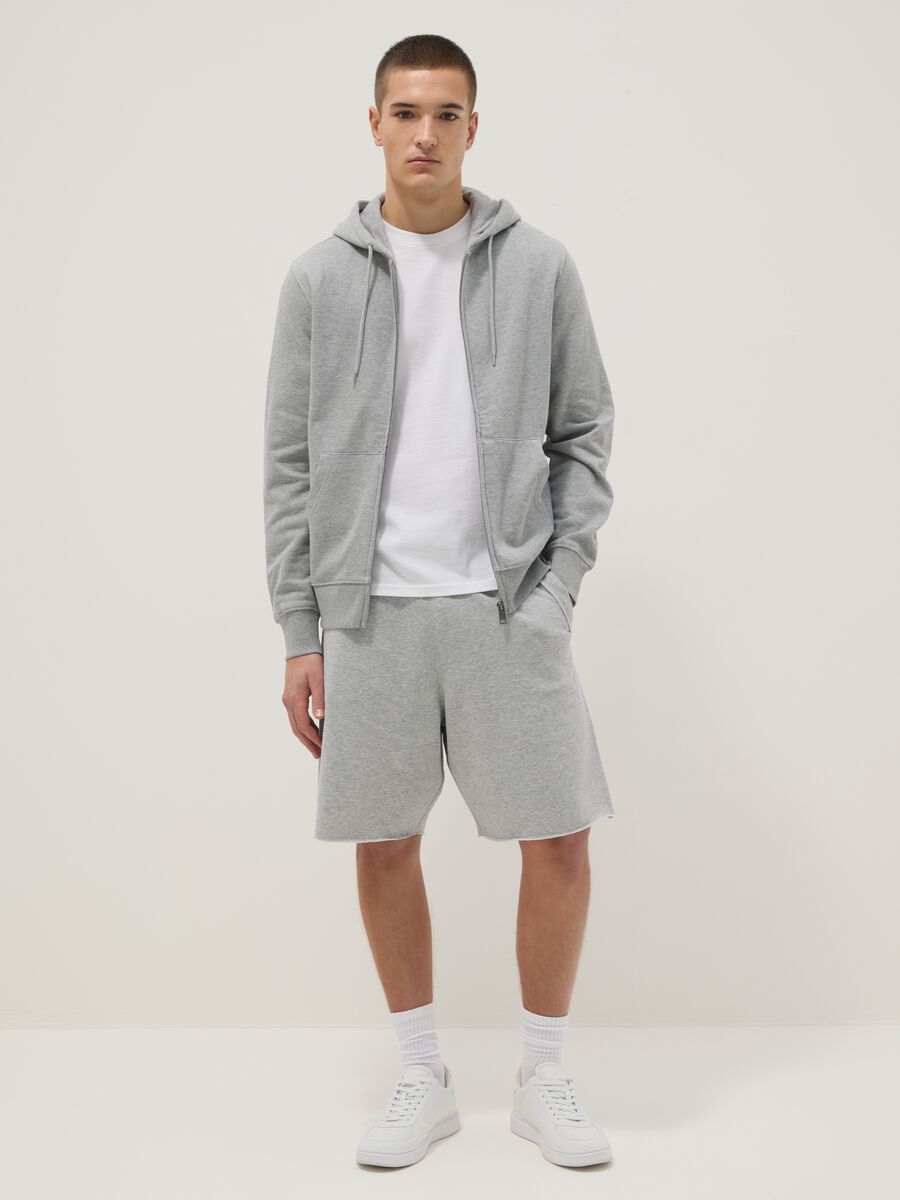 Pantal&oacute;n corto gris de mezcla de algod&oacute;n, corte relaxed_0