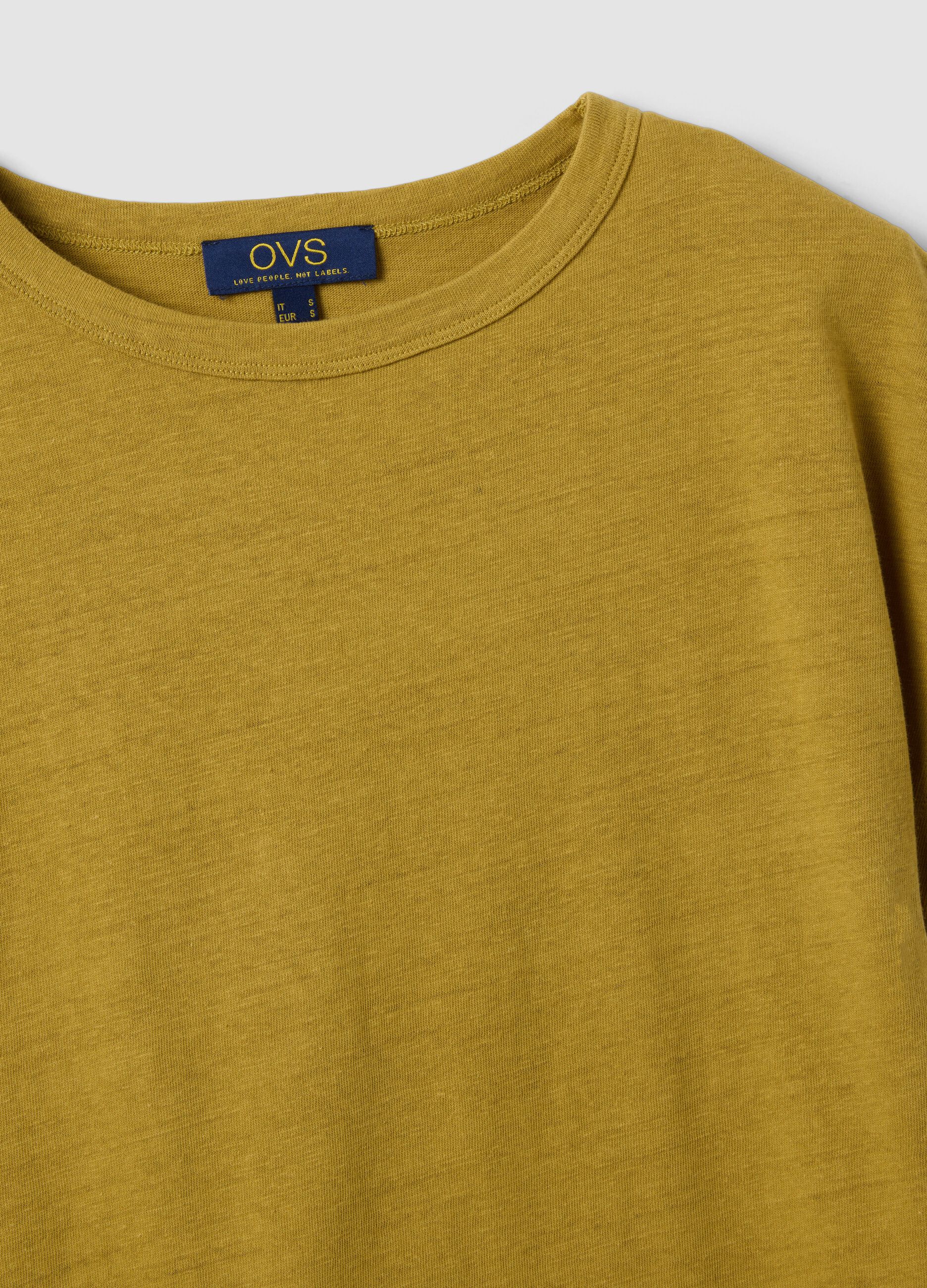 T-shirt verde de manga curta em mistura de algod&atilde;o e linho, corte regular