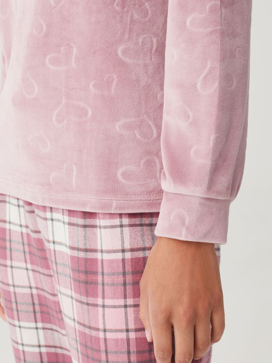 Parte de arriba de pijama de terciopelo con estampado de corazones_3