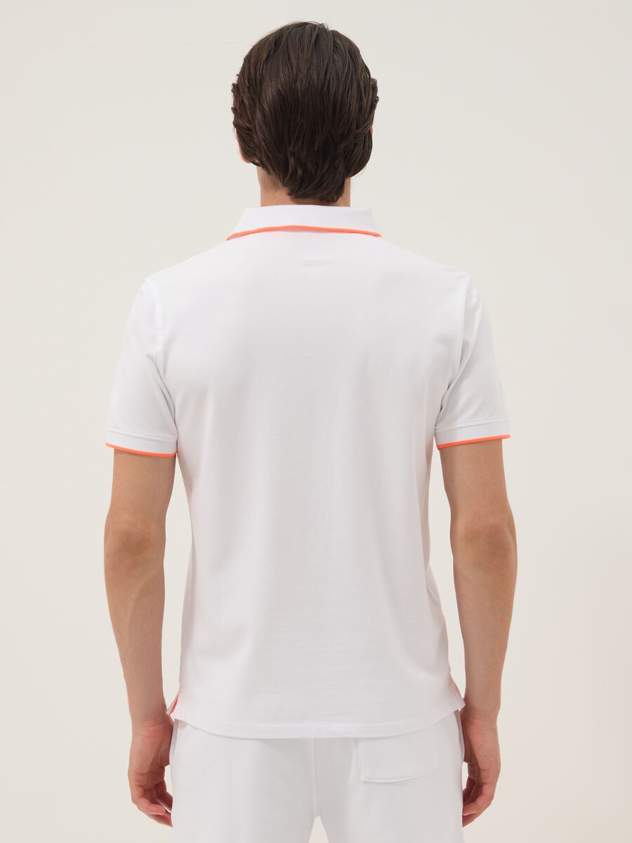 Weisses Poloshirt aus Stretch-Baumwolle mit Kontrastpaspeln_4