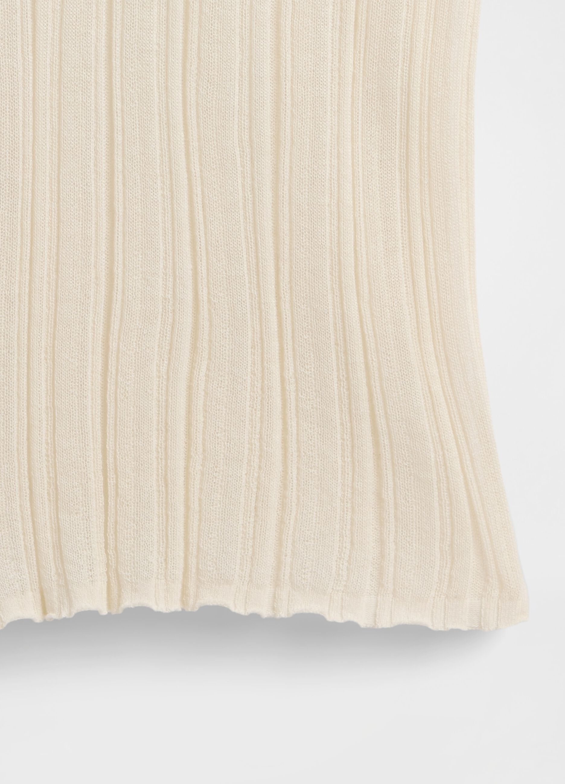 Wei&szlig;er Pullover mit transparenten langen &Auml;rmeln