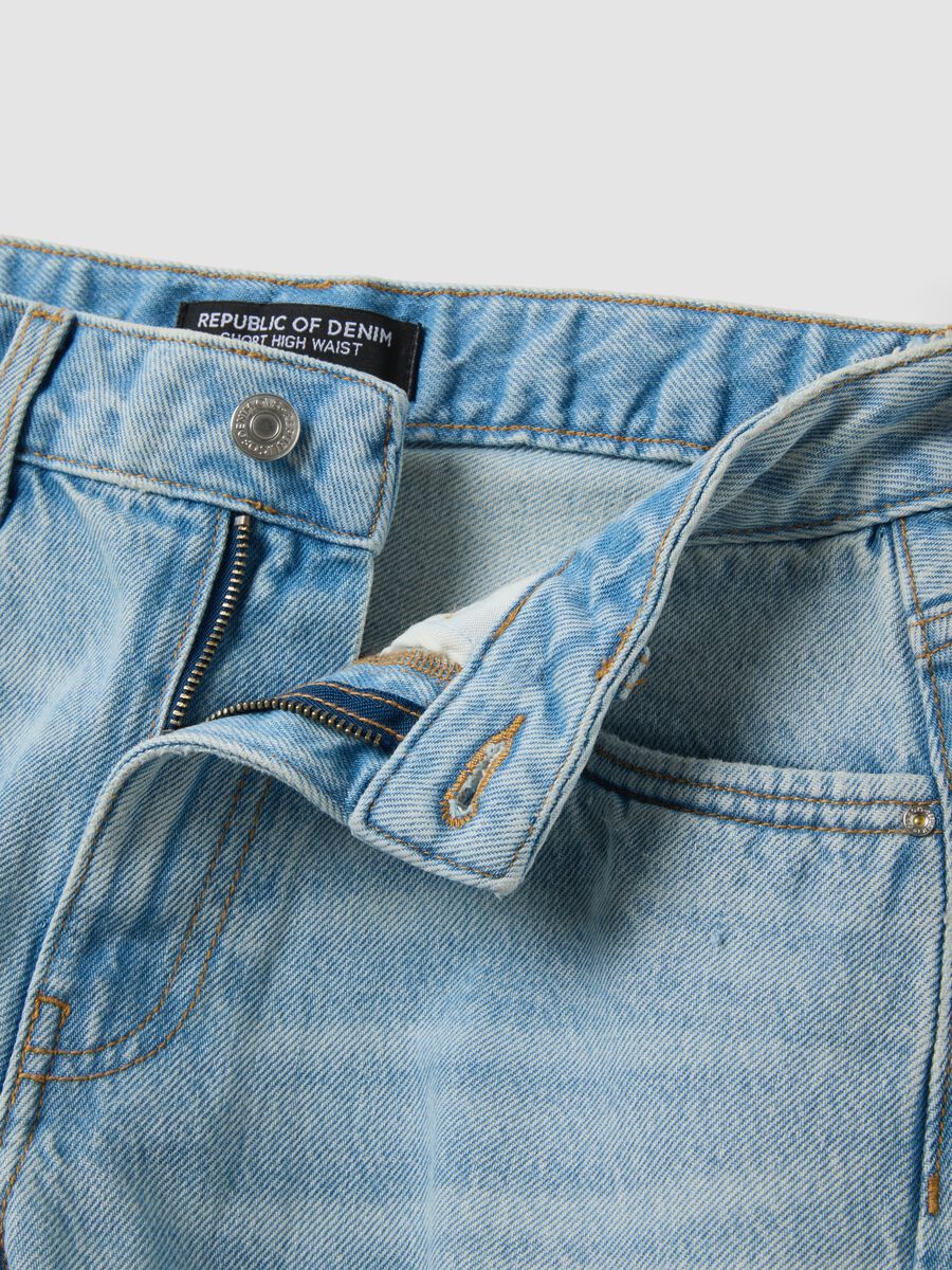 Hellblaue Denim-Shorts aus reiner Baumwolle_1