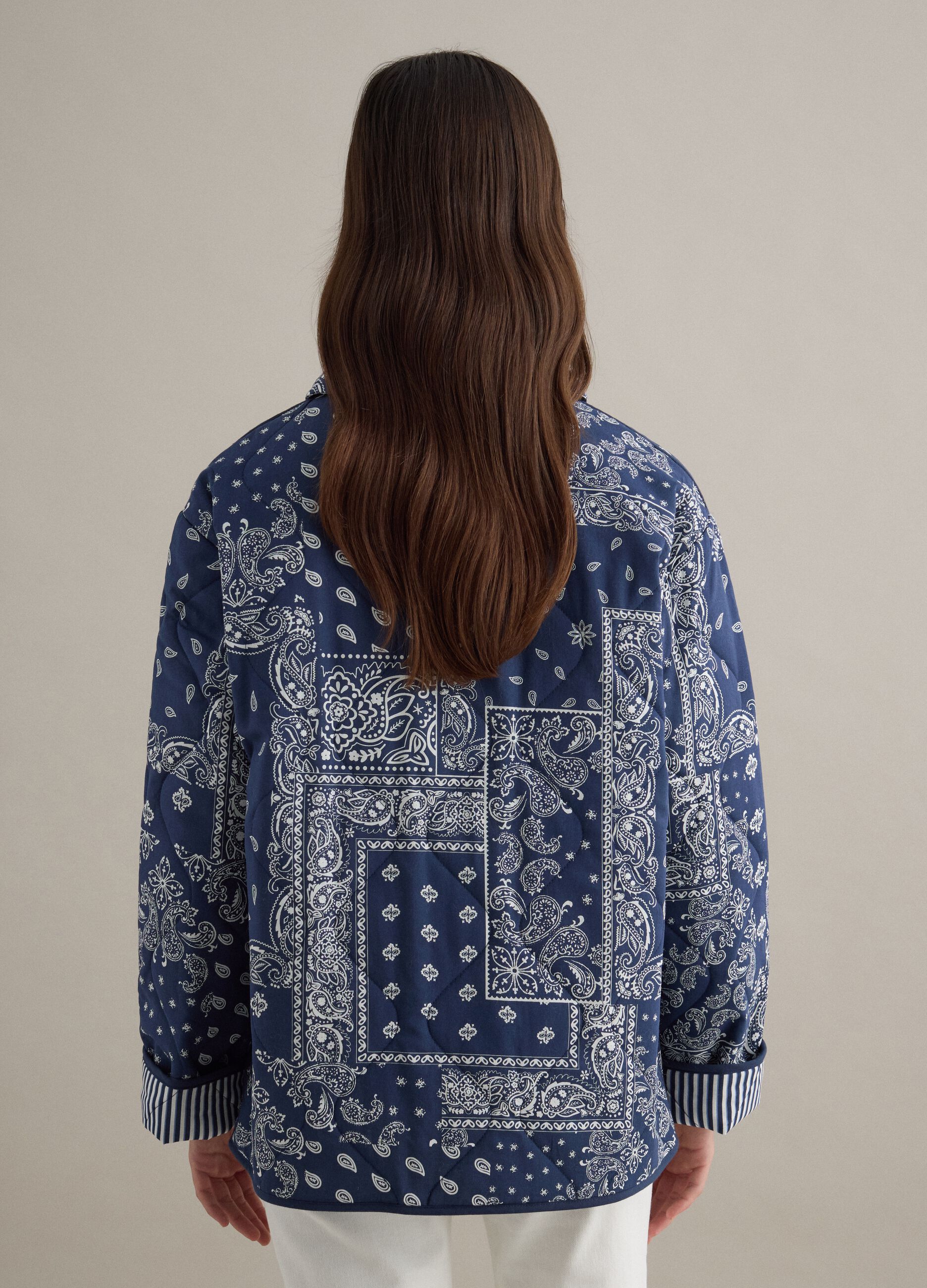 Mehrfarbige wattierte Jacke aus reiner Baumwolle mit regul&auml;rer Passform und Muster