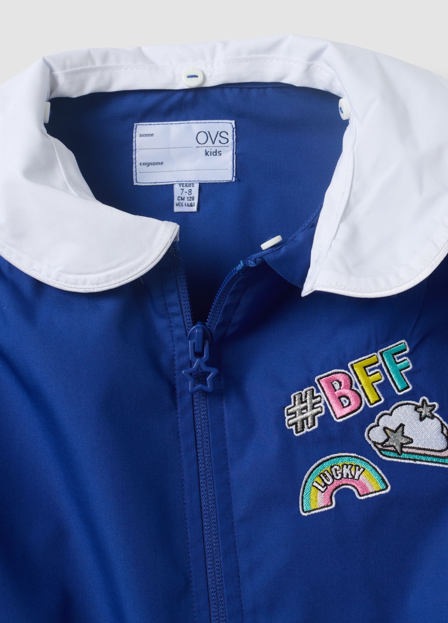 Blauer Schul-Latzkittel f&uuml;r M&auml;dchen mit Regenbogen-Stickerei