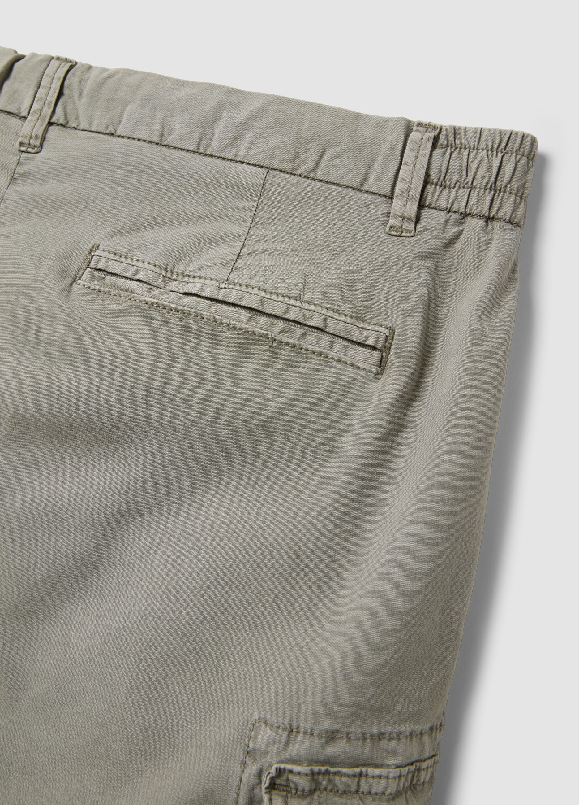 Graue Cargo-Shorts aus elastischer Baumwolle