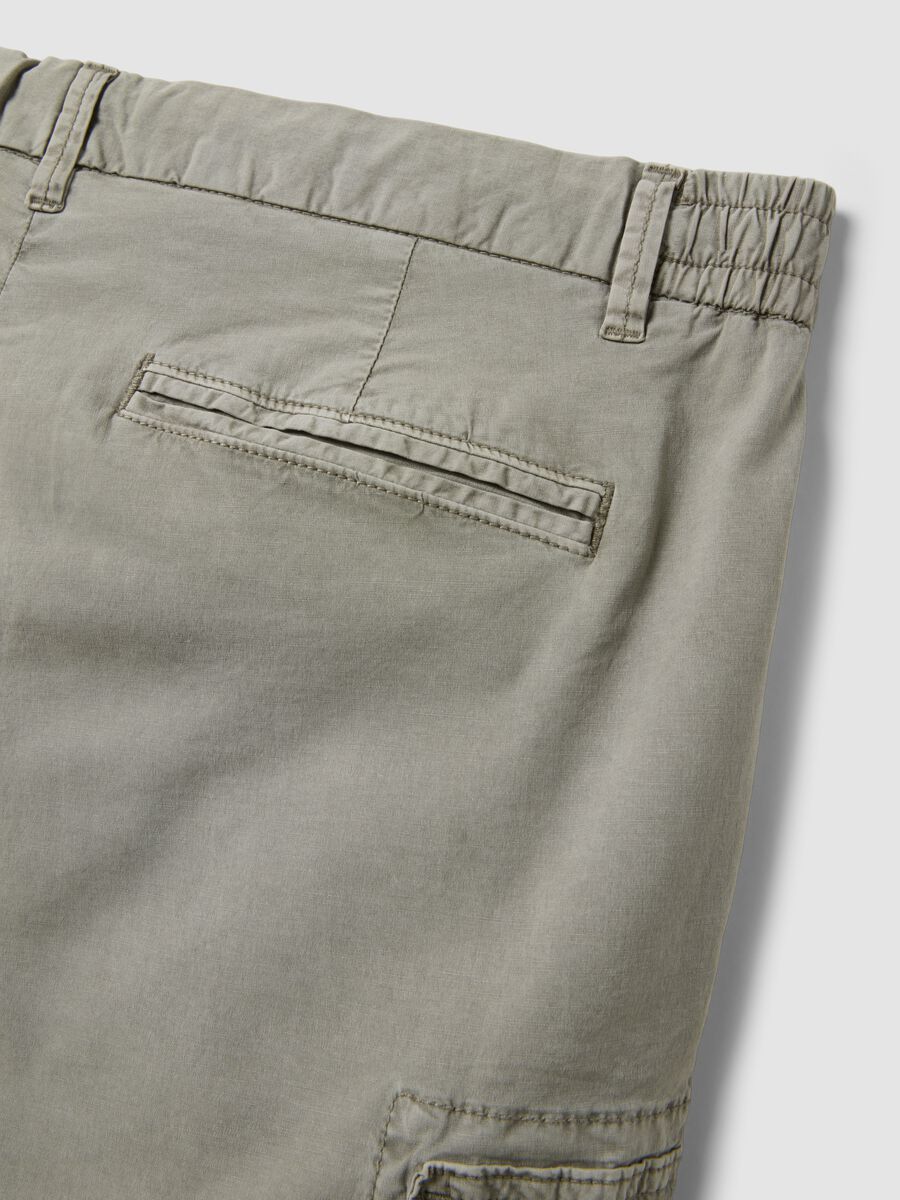 Graue Cargo-Shorts aus elastischer Baumwolle_5