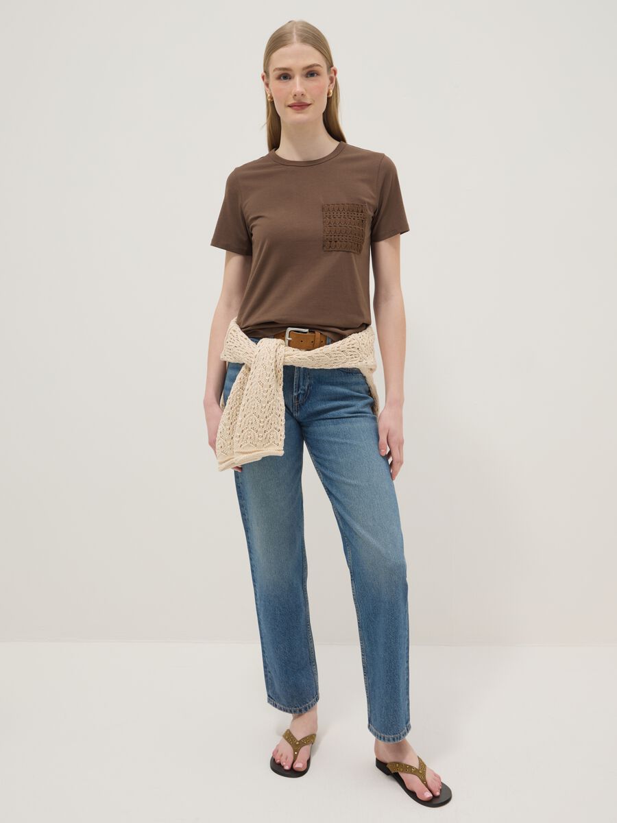 T-shirt in puro cotone marrone regular fit con taschino ricamato_2