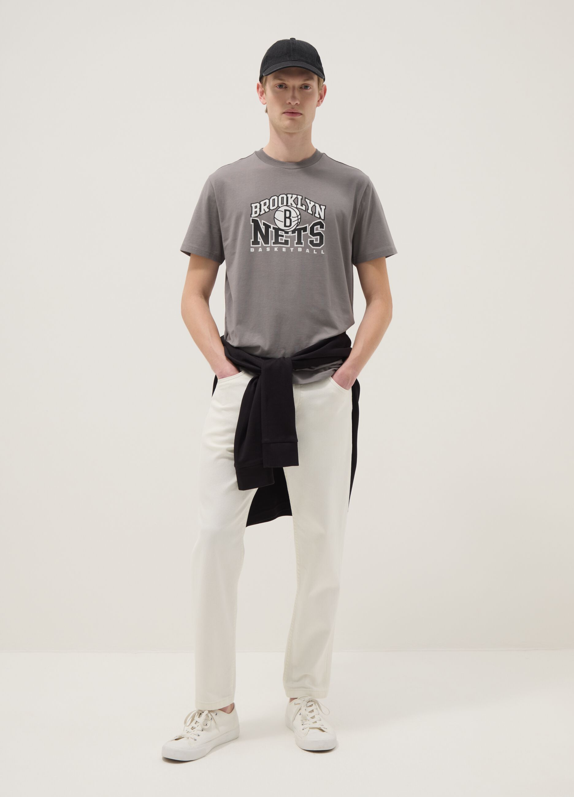 Camiseta gris de puro algod&oacute;n, ajuste regular con estampado de Brooklyn Nets