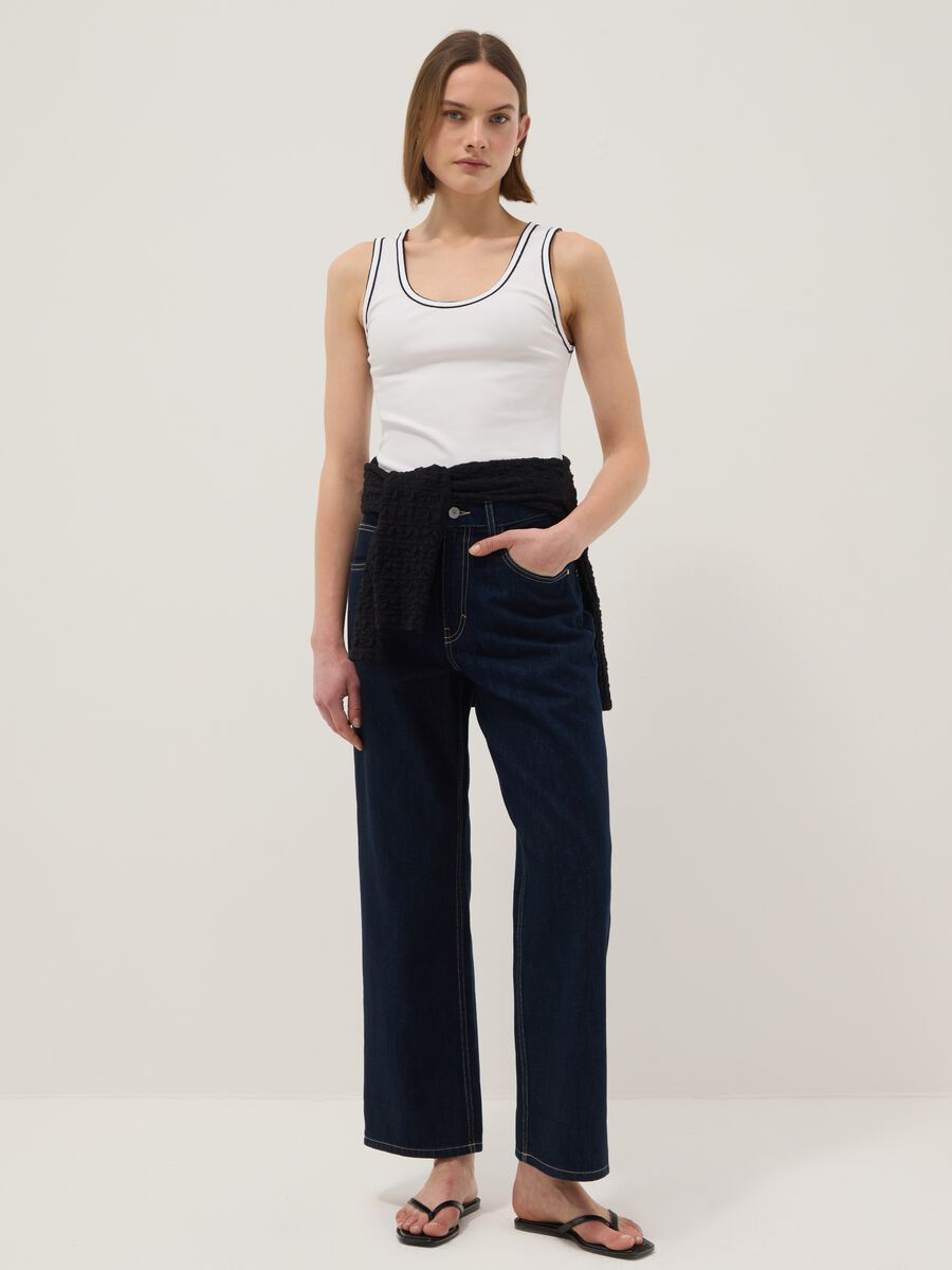 Wei&szlig;es Tanktop aus Stretch-Baumwolle mit Rand, regul&auml;re Passform_2