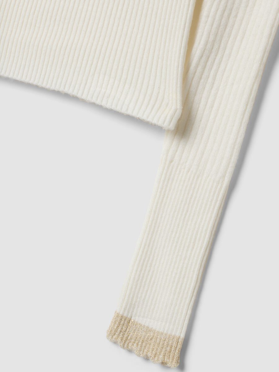 Wei&szlig;es, figurbetontes Shirt aus Viskosemix mit U-Boot-Ausschnitt_4