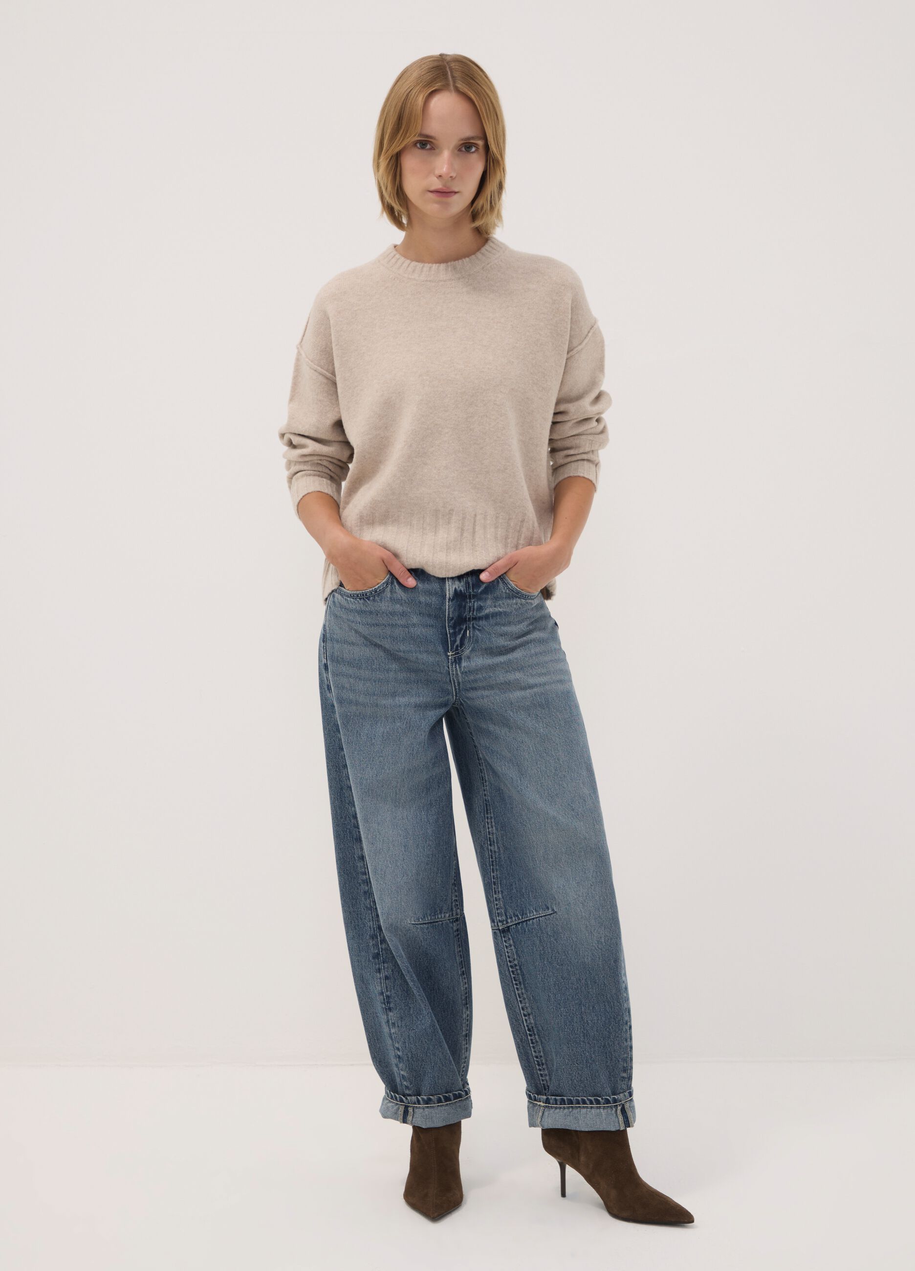 Maglione beige in tessuto elasticizzato girocollo