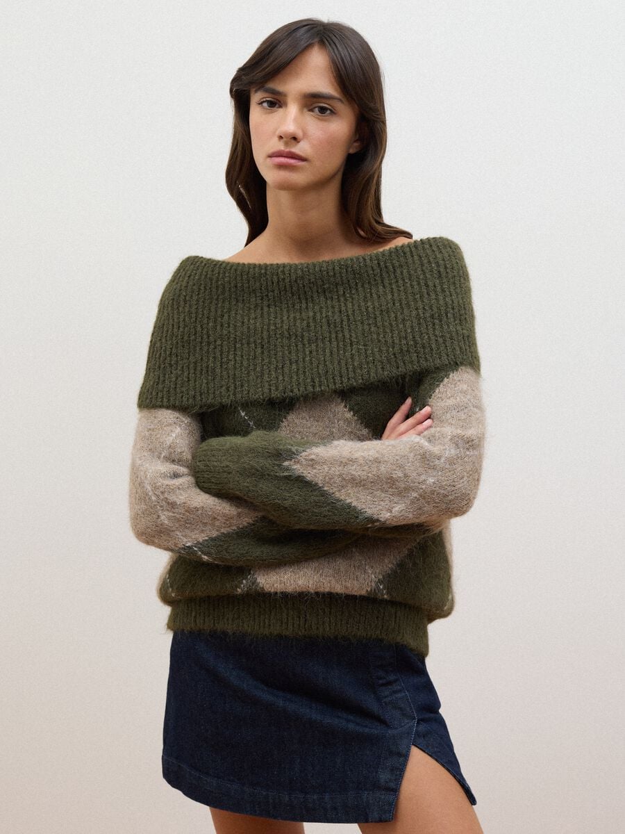 Maglione verde in lana elasticizzata con scollo a barchetta regular fit_0