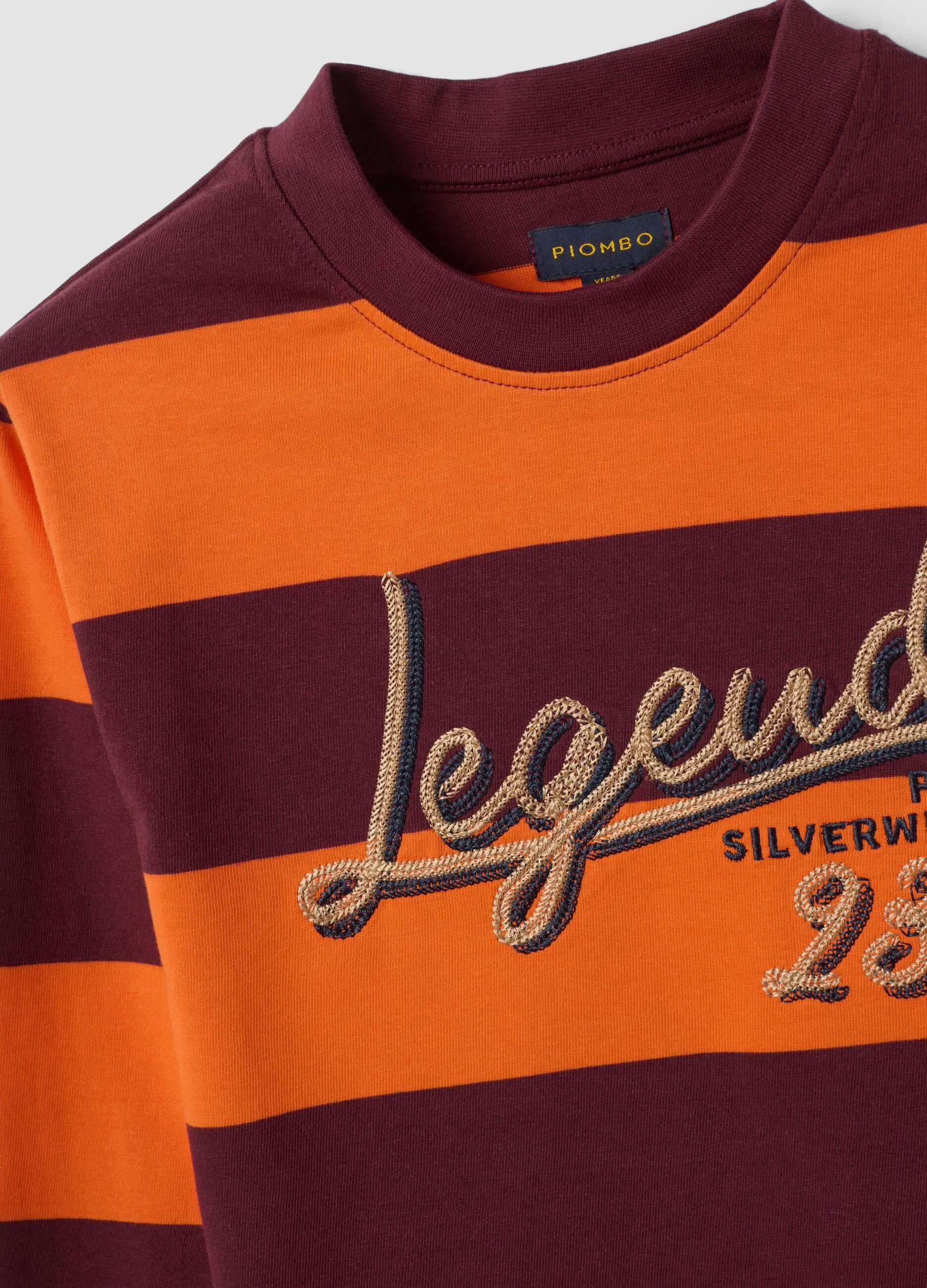 Orangefarbenes, gestreiftes T-Shirt aus reiner Baumwolle mit Rundhalsausschnitt