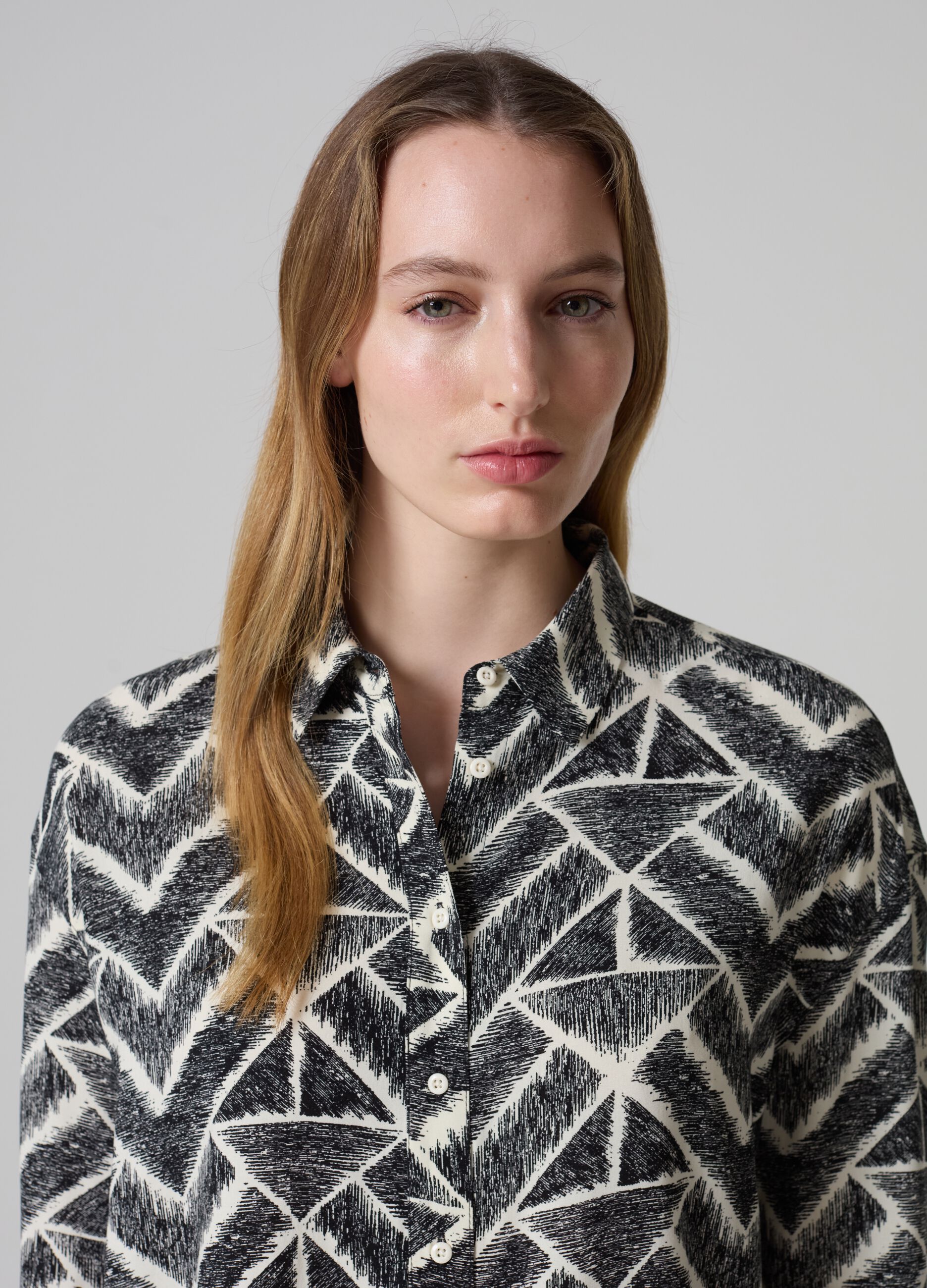 Viscose shirt with geometric motif