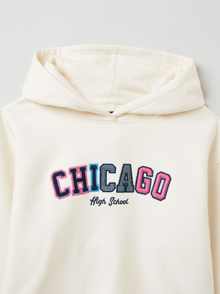 Sweatshirt with hood and lettering patches_2
