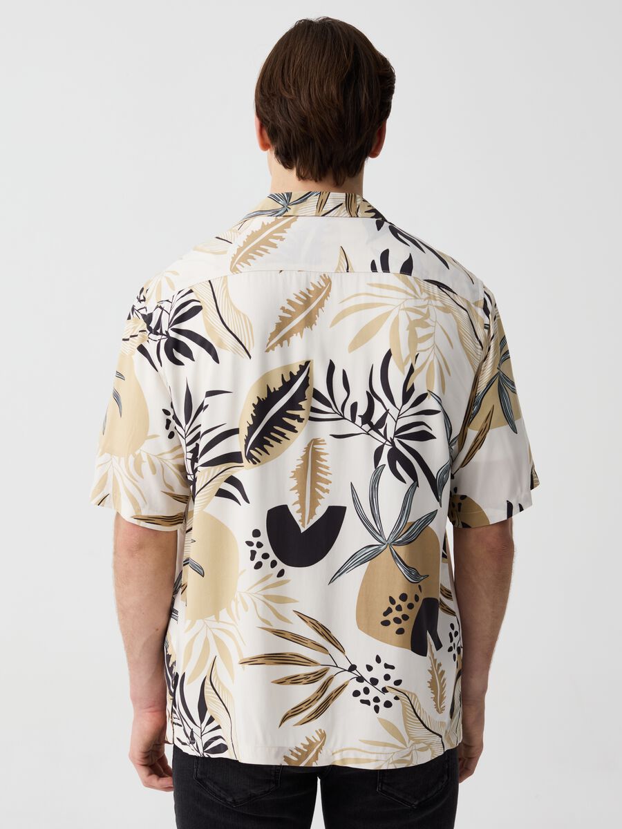 Short-sleeved shirt with tropical print_2