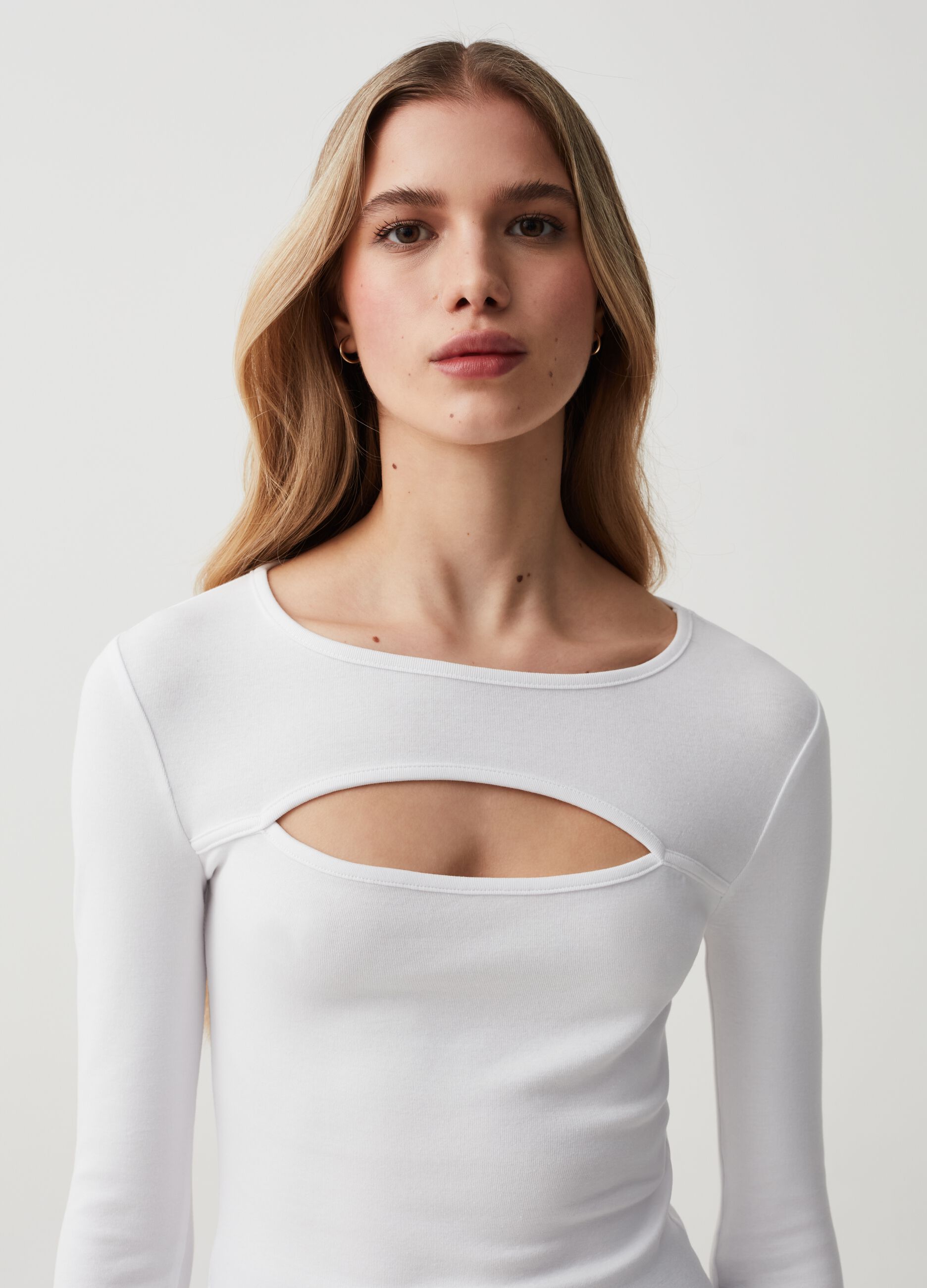T-shirt with long sleeves and cut-out detail