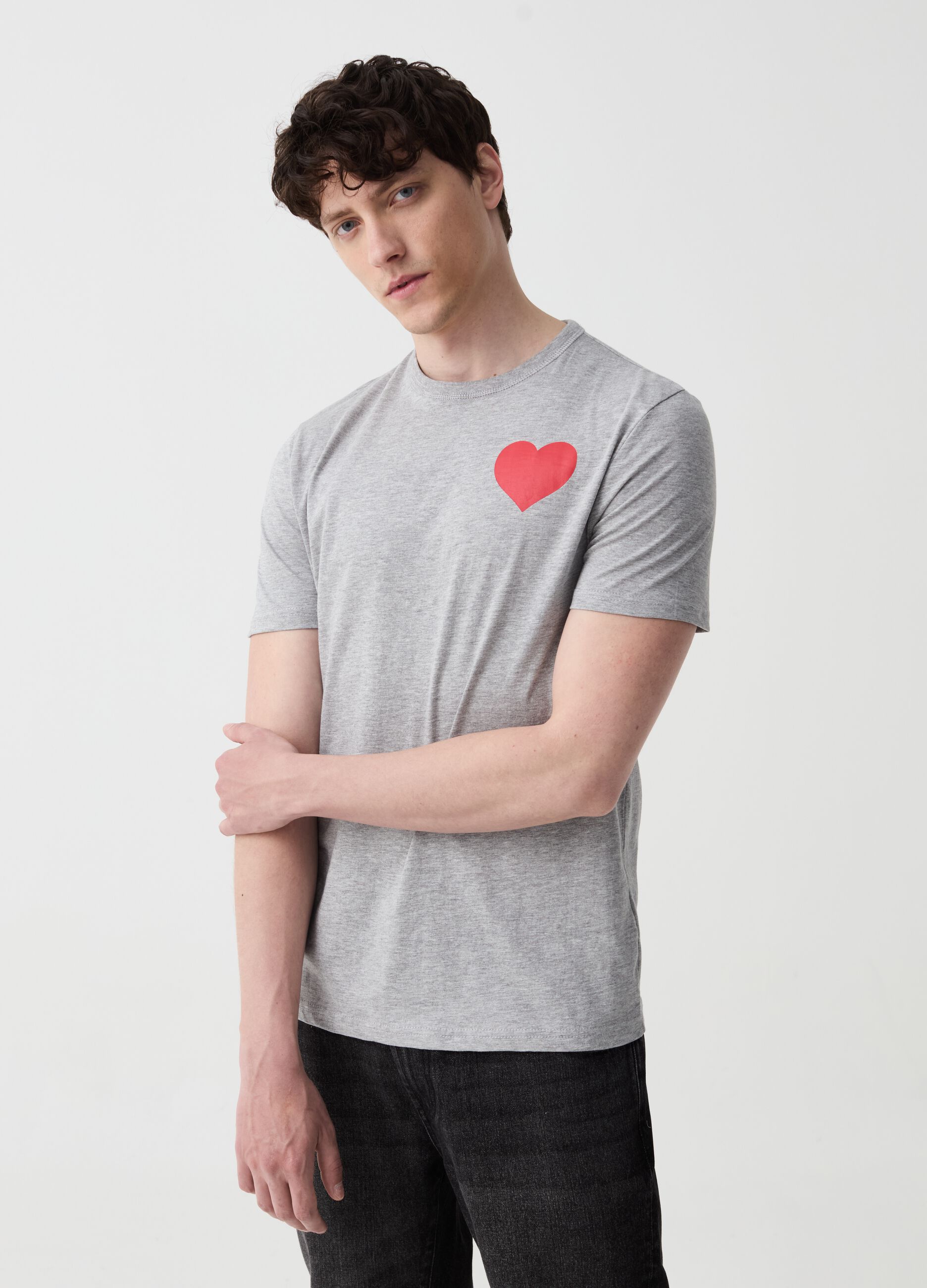 T-shirt con stampa cuore e lettering
