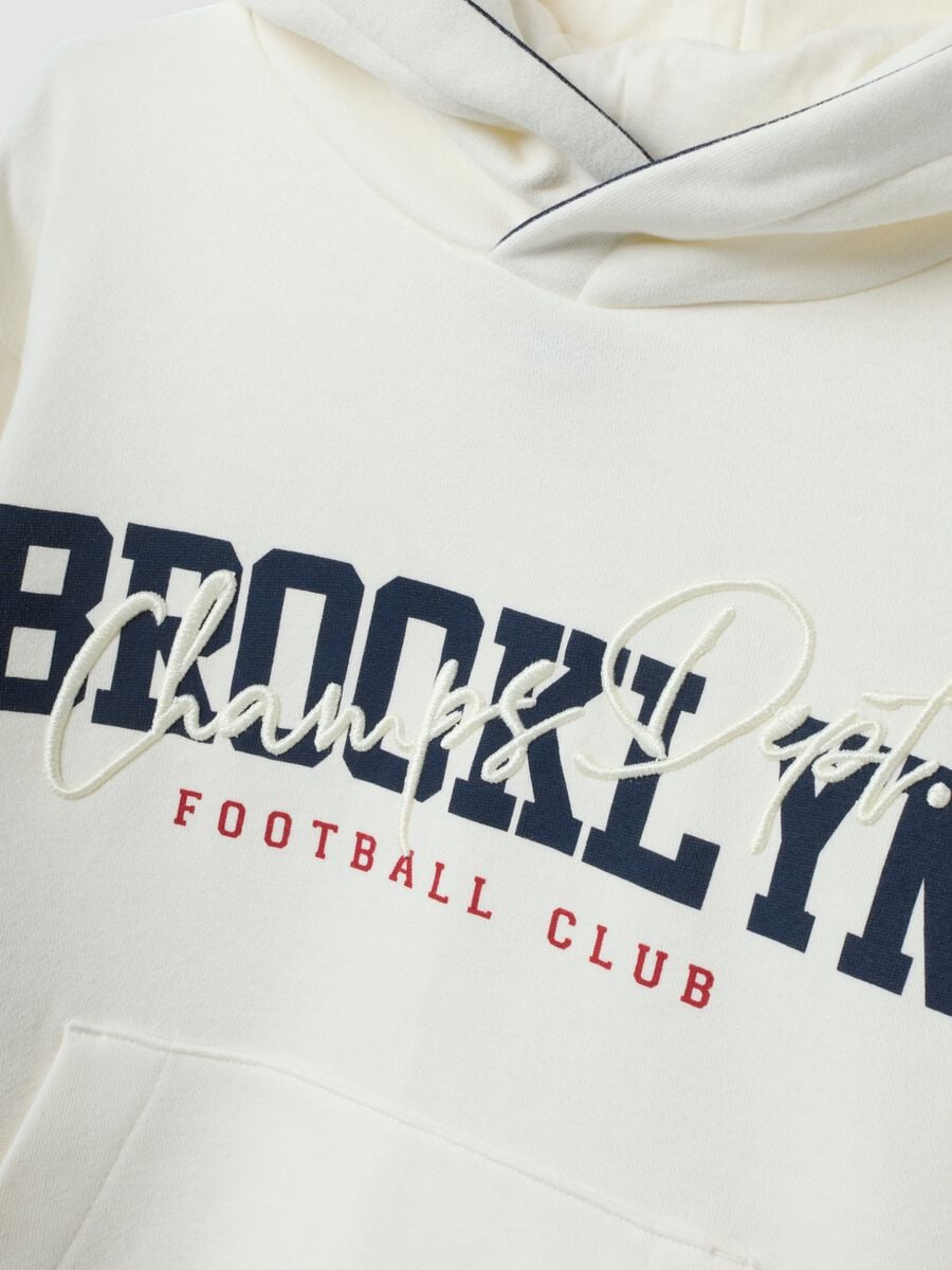 White cotton-blend hooded sweatshirt with Brooklyn print for boys_3