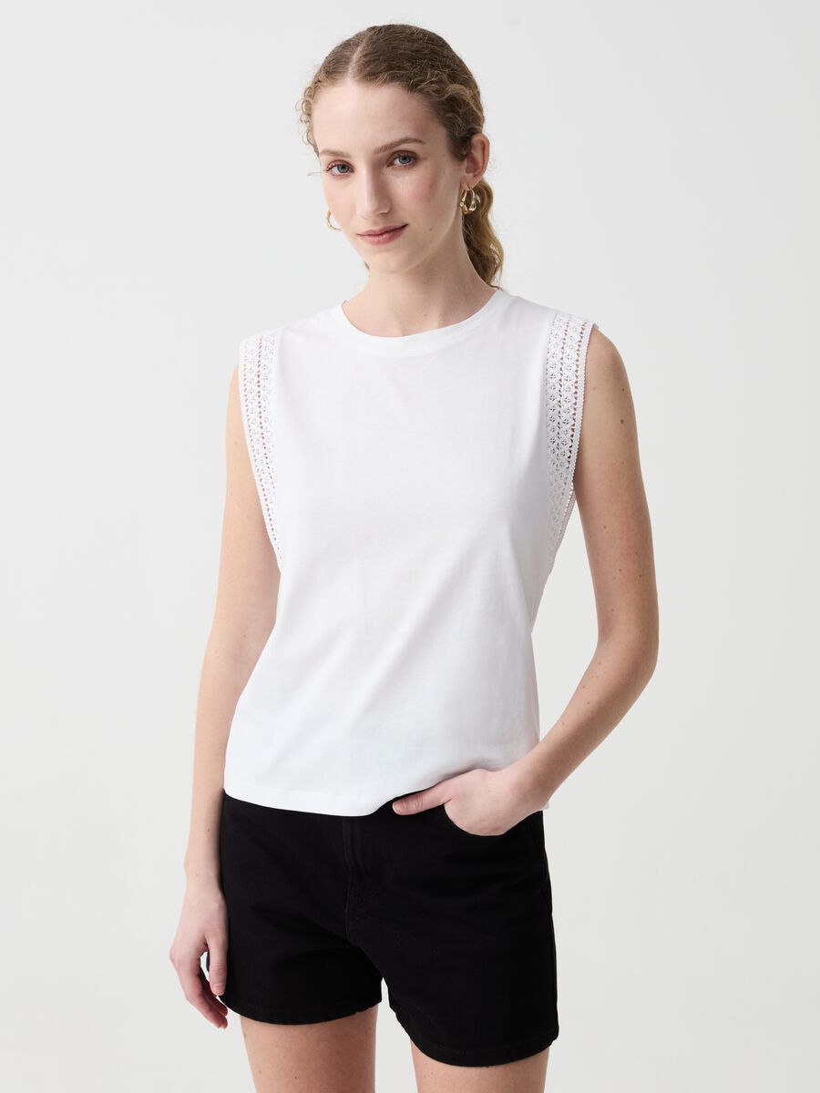 Sleeveless top with embroidered trims_0