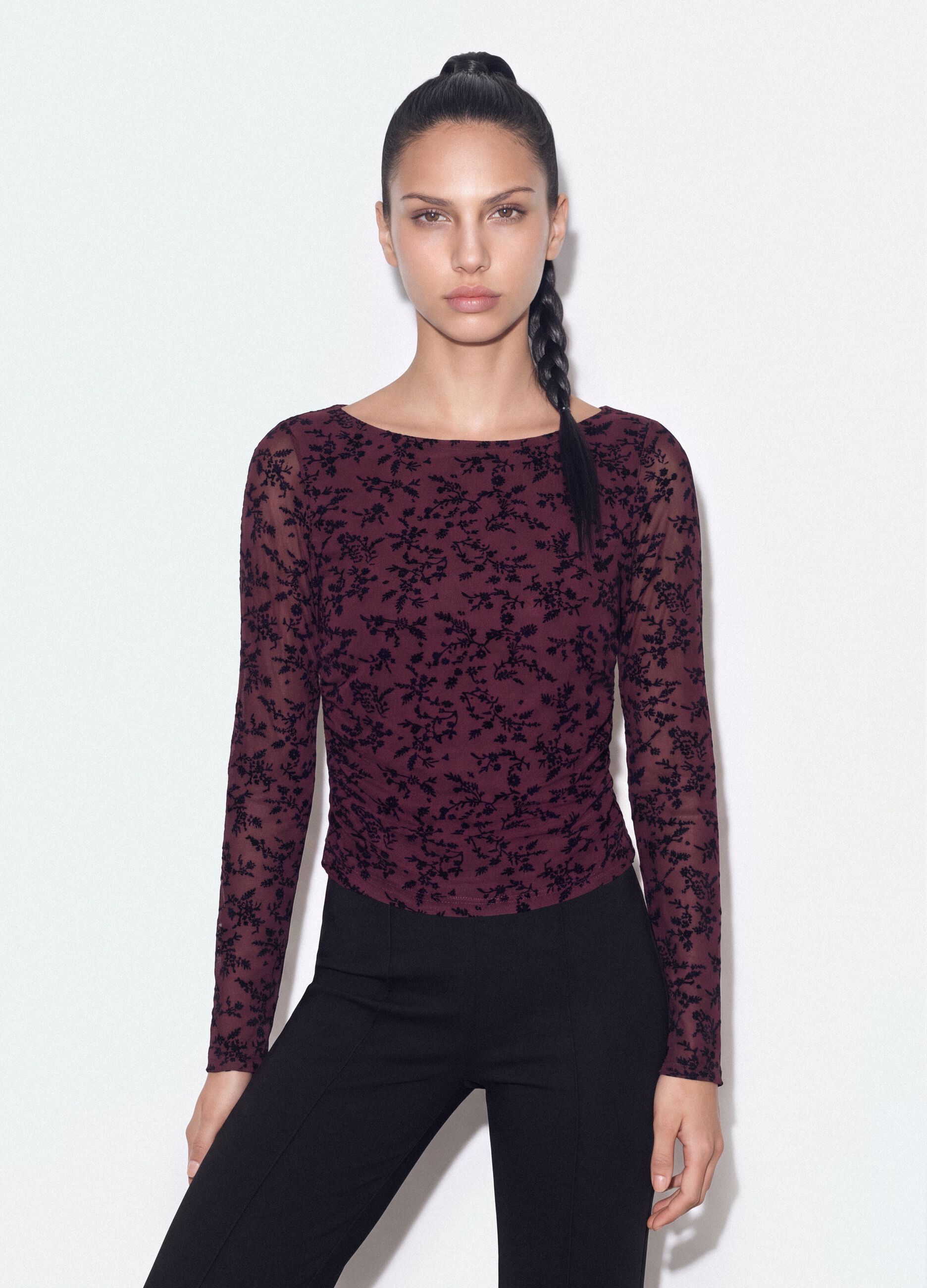 Violettes Stretch-T-Shirt mit beflocktem Blumenmotiv
