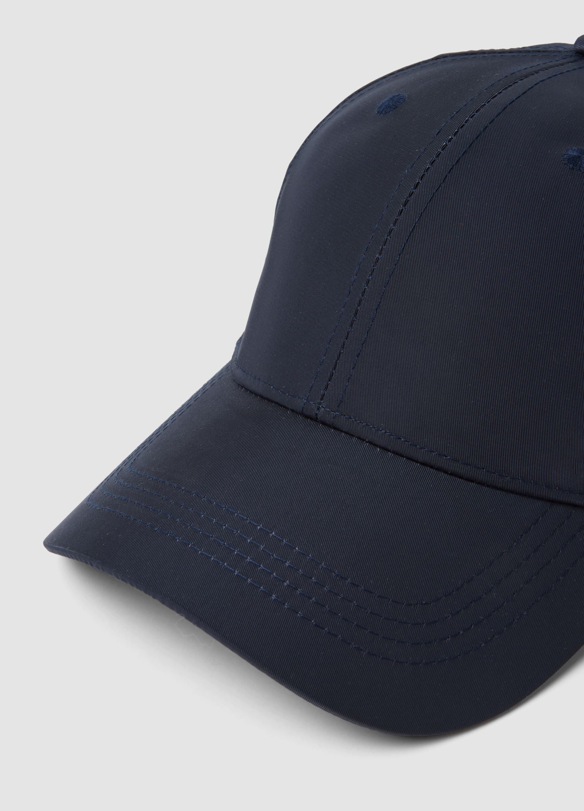 Blaue Cap mit gebogenem Schirm