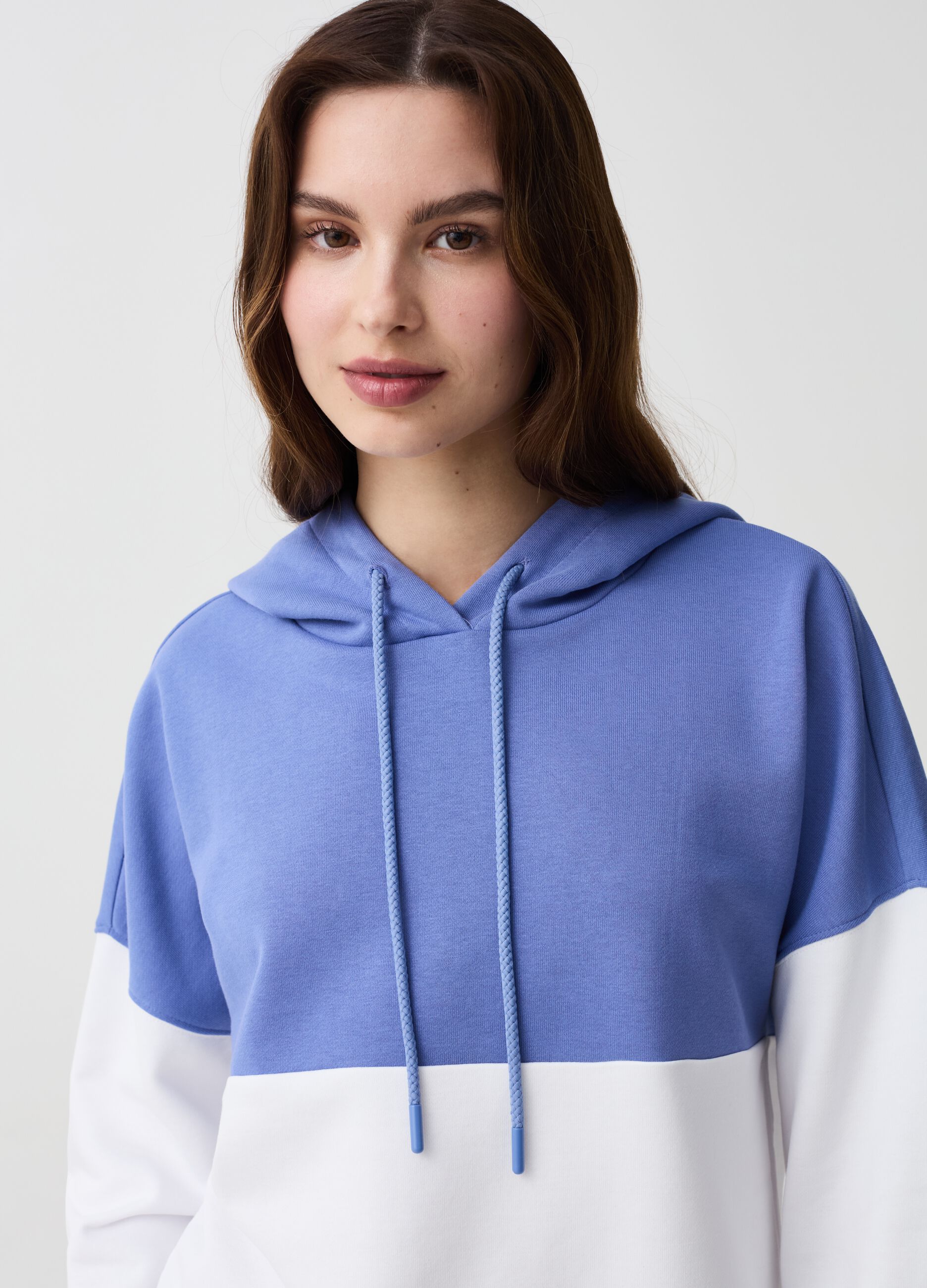 Essential two-tone oversized sweatshirt with hood