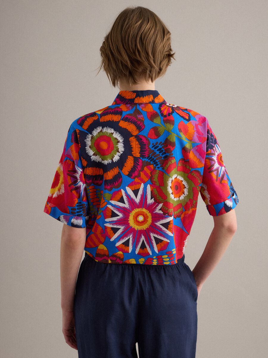 Bauchfreie, mehrfarbige Bluse aus reiner Baumwolle_3