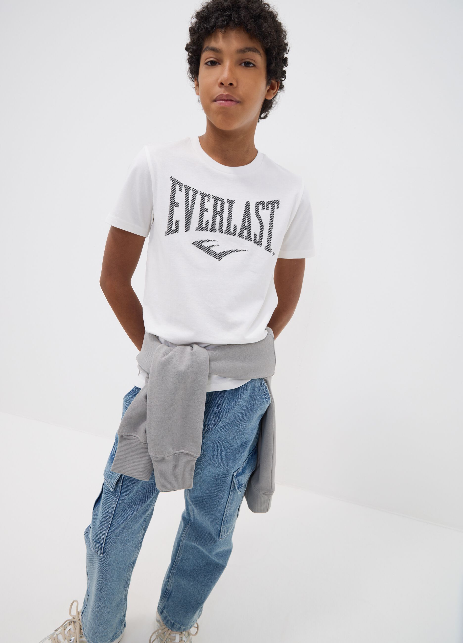 T-shirt branca em algod&atilde;o puro com estampado frontal, corte regular para rapaz