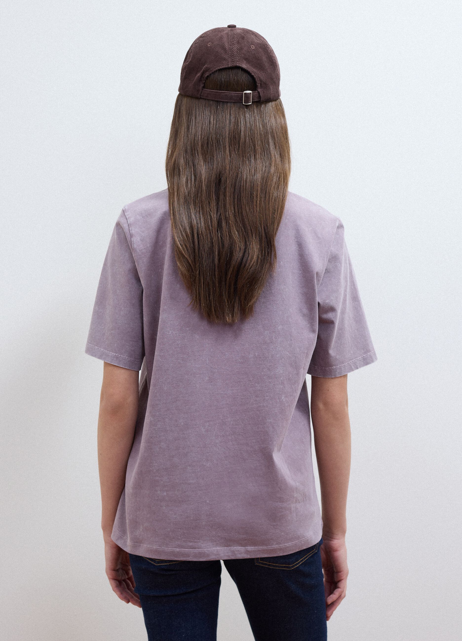 &Mu;&omega;&beta; T-shirt &alpha;&pi;ό 100% &beta;&alpha;&mu;&beta;ά&kappa;&iota; &mu;&epsilon; &phi;&lambda;&omicron;&rho;ά&lambda; &sigma;&tau;ά&mu;&pi;&alpha;, relaxed &epsilon;&phi;&alpha;&rho;&mu;&omicron;&gamma;ή