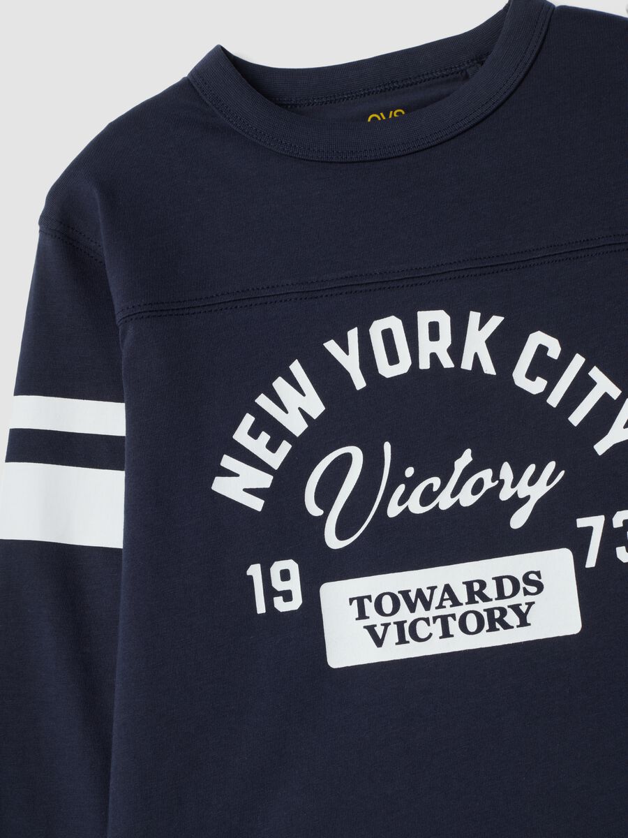T-shirt blu in puro cotone con stampa college regular fit_2