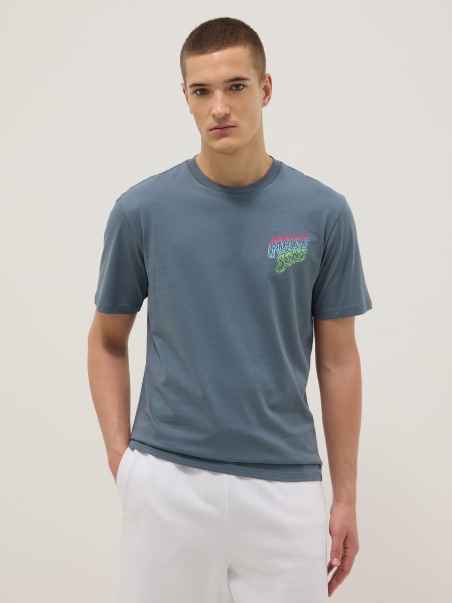 Hellblaues Kurzarm-T-Shirt aus reiner Baumwolle im Relaxed Fit mit Print_0