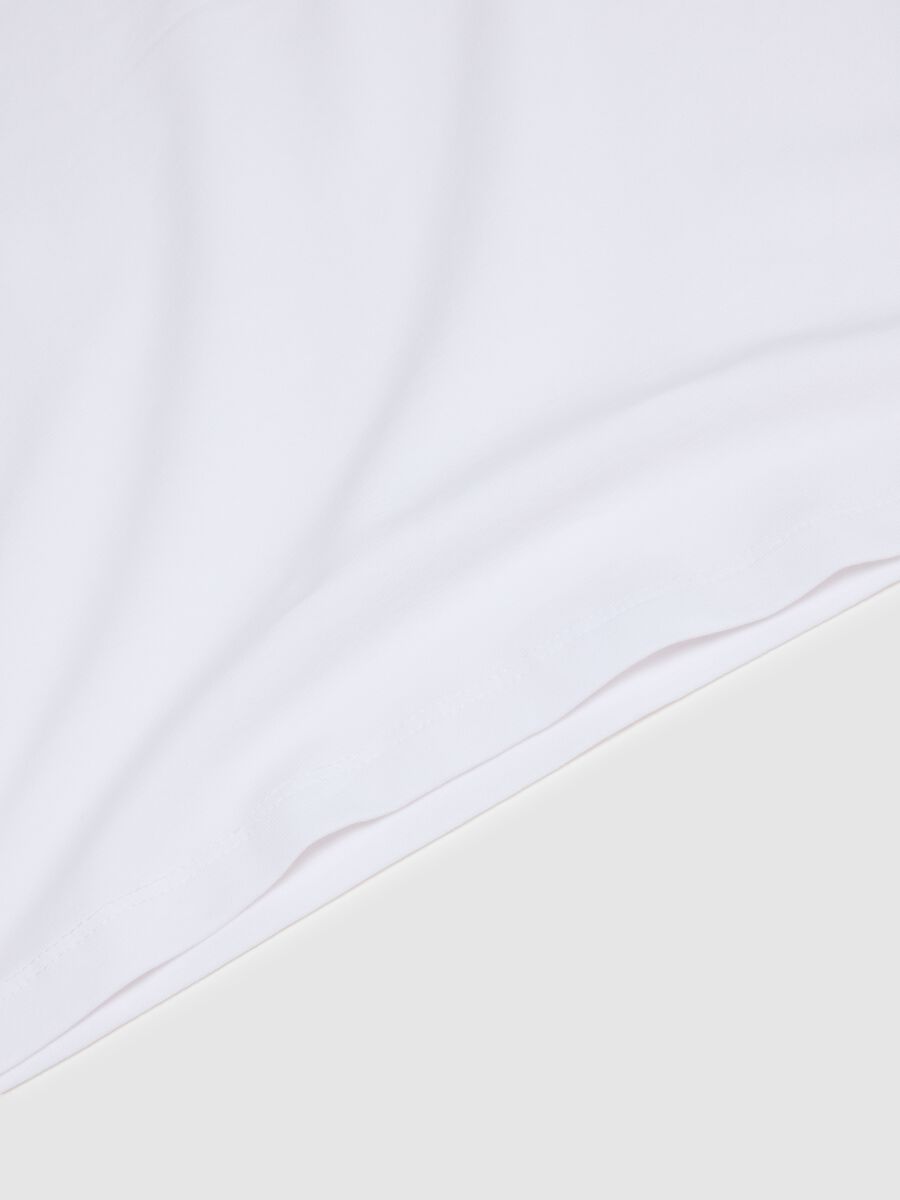 Two-pack of boys' white stretch cotton vests with regular fit_2