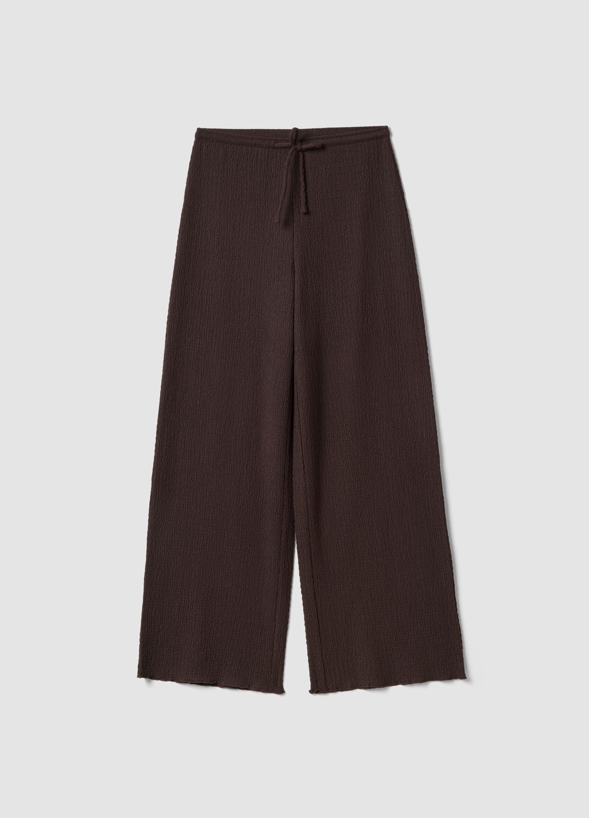 Pantal&oacute;n marr&oacute;n wide leg el&aacute;stico con textura arrugada